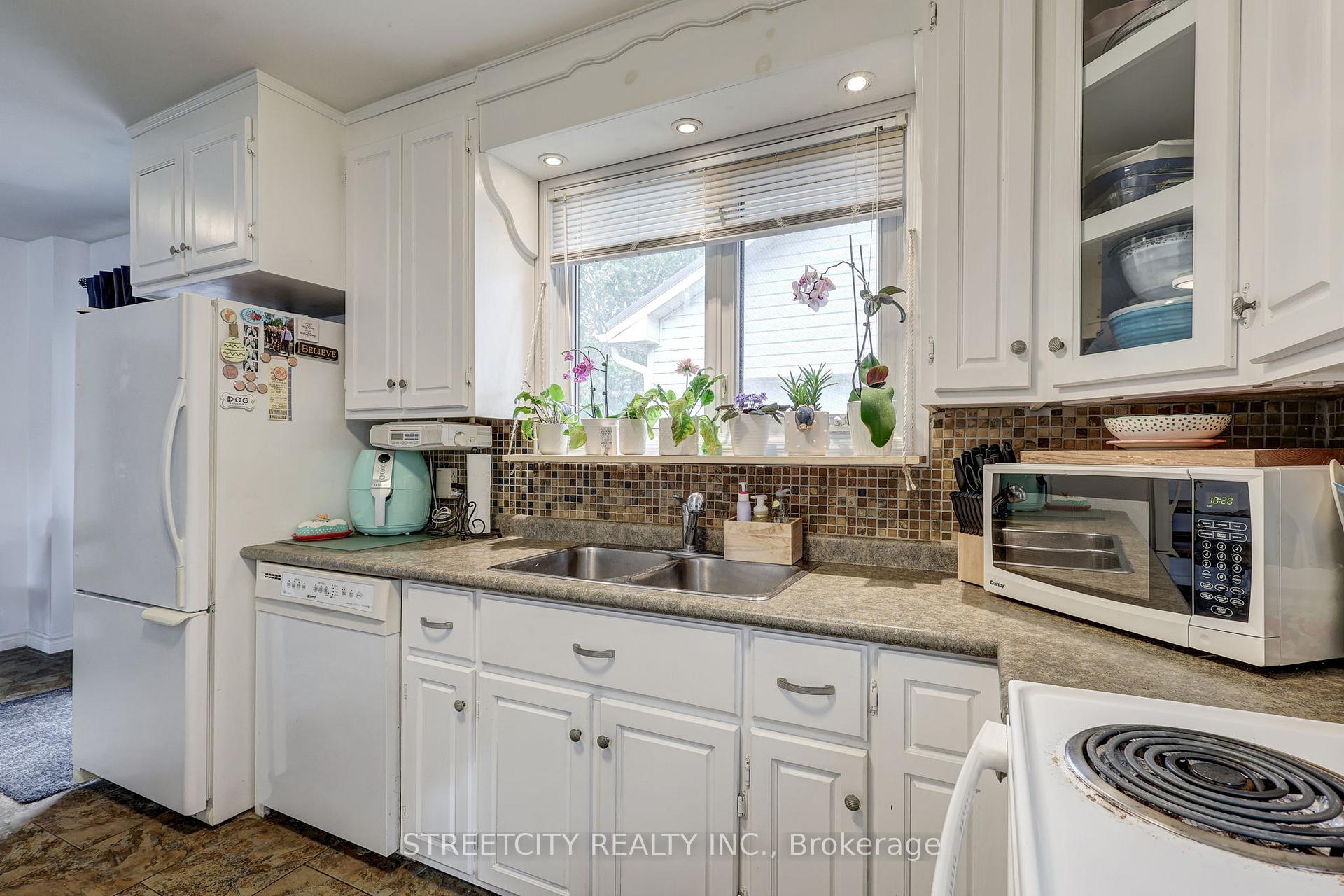 Photo 14 of 170 Locust Street, St. Thomas — HOMEH