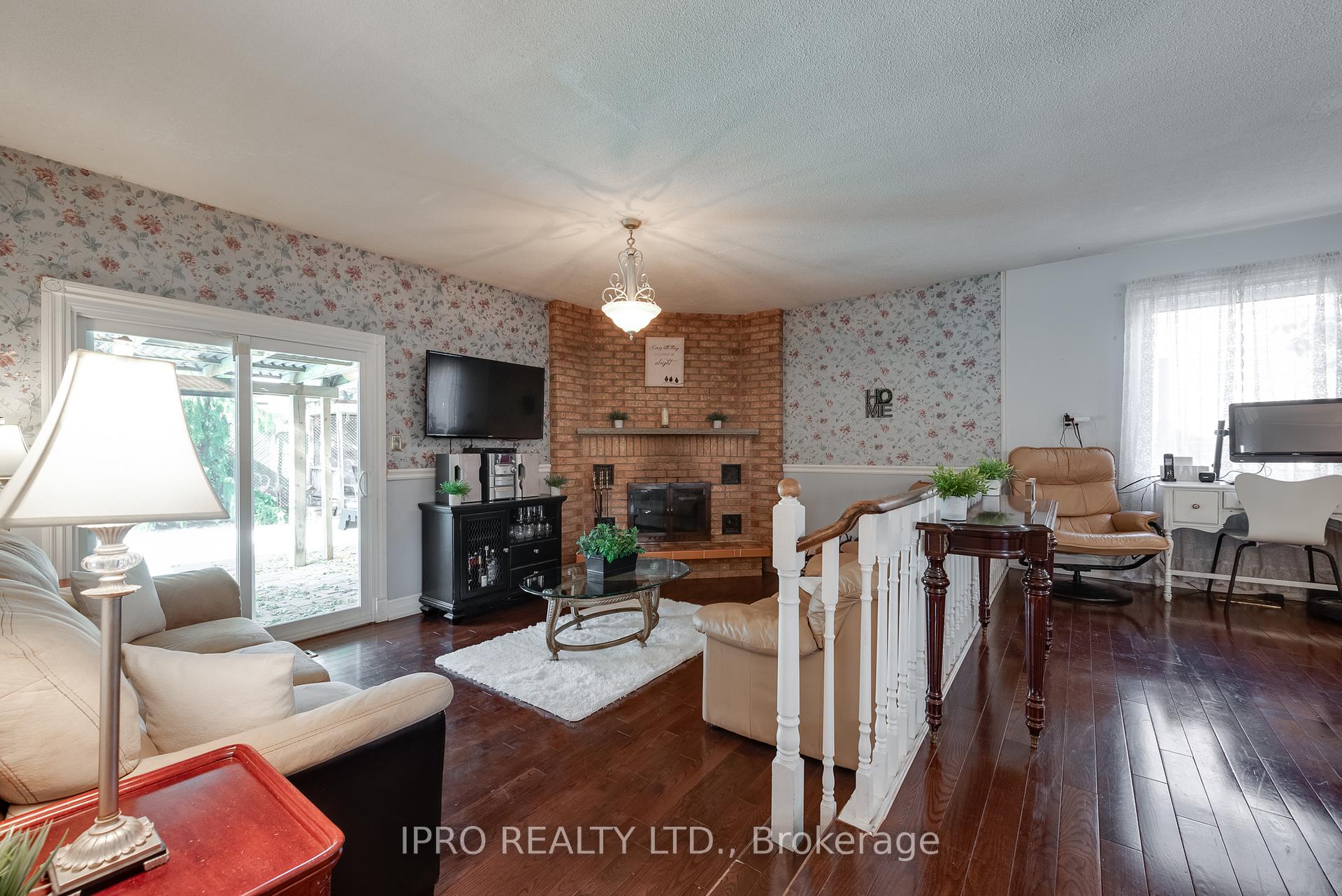 Photo 12 of 5 Oldham Crescent, Brampton, Snelgrove — HOMEH
