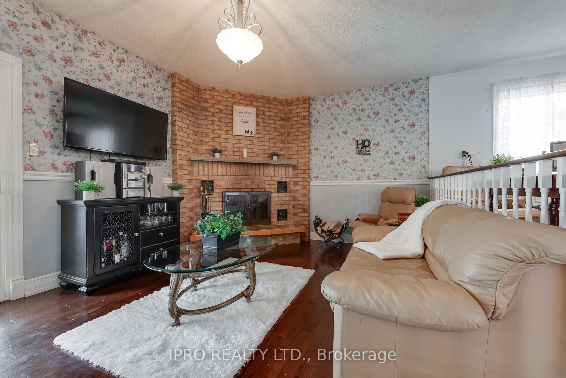 Photo 13 of 5 Oldham Crescent, Brampton, Snelgrove — HOMEH