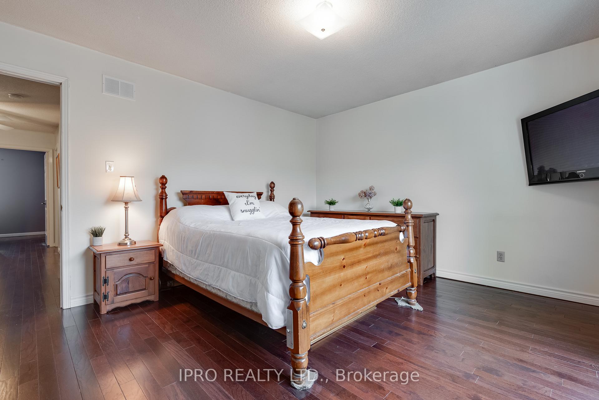 Photo 16 of 5 Oldham Crescent, Brampton, Snelgrove — HOMEH
