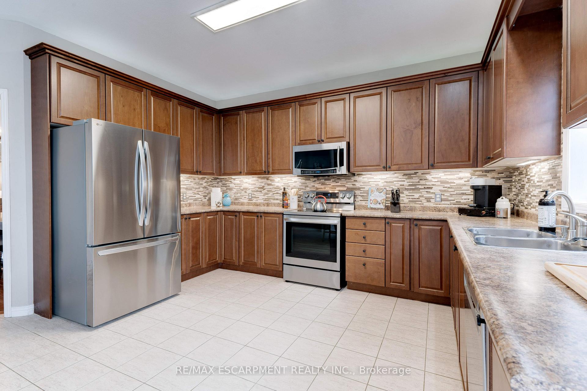 Photo 10 of 12 Edgecroft Crescent, Hamilton, Stoney Creek Mountain — HOMEH