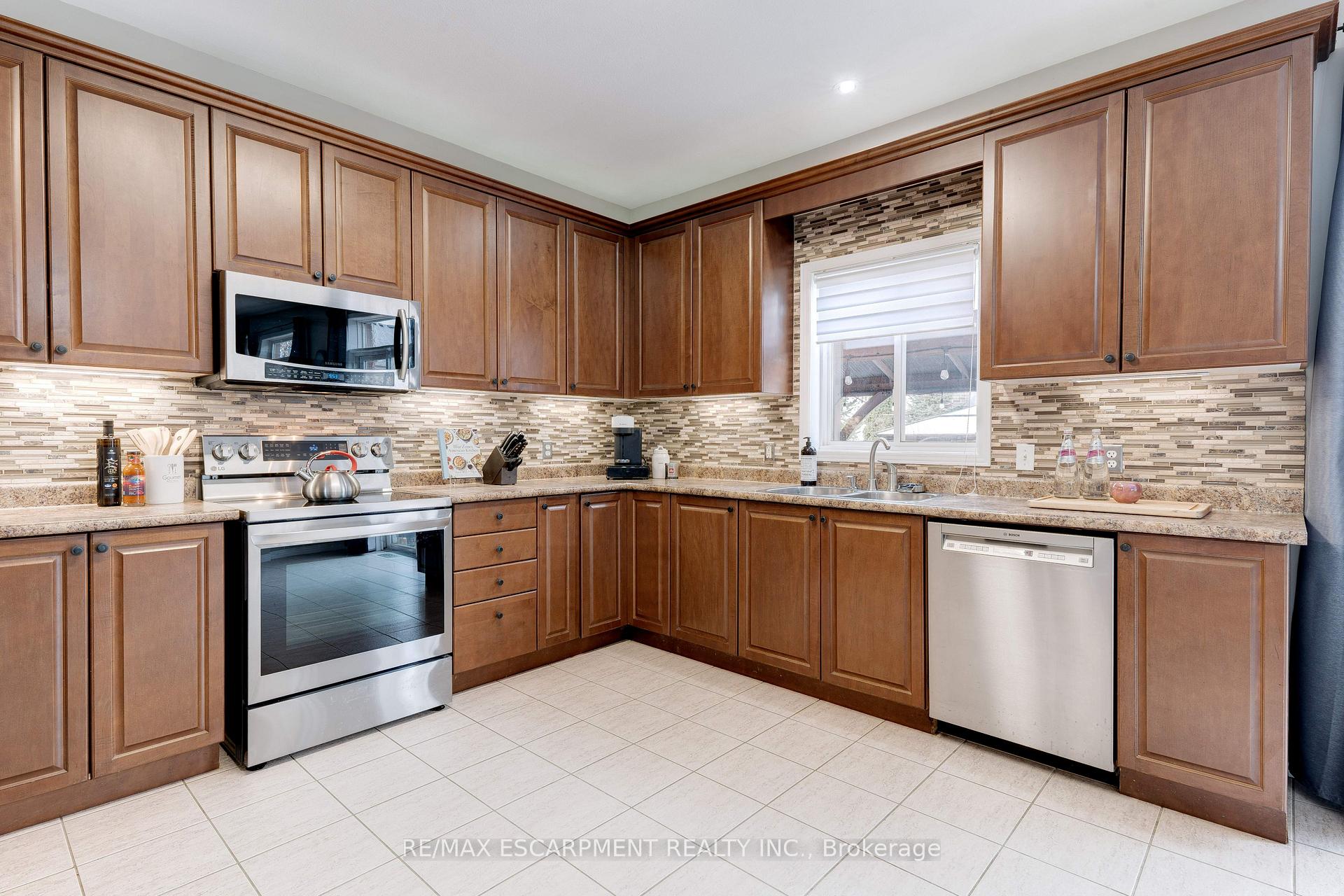 Photo 11 of 12 Edgecroft Crescent, Hamilton, Stoney Creek Mountain — HOMEH