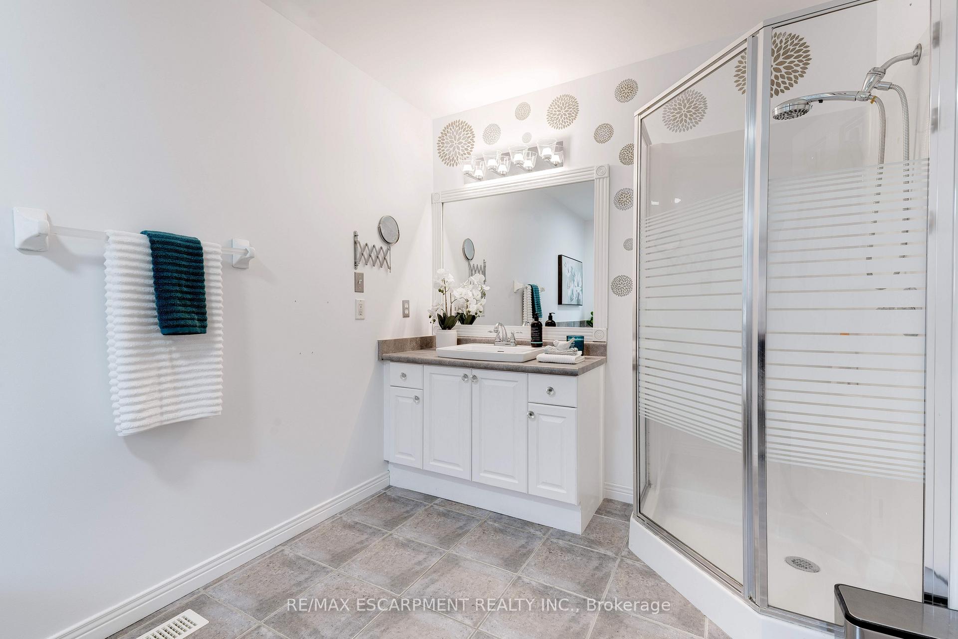 Photo 65 of 12 Edgecroft Crescent, Hamilton, Stoney Creek Mountain — HOMEH