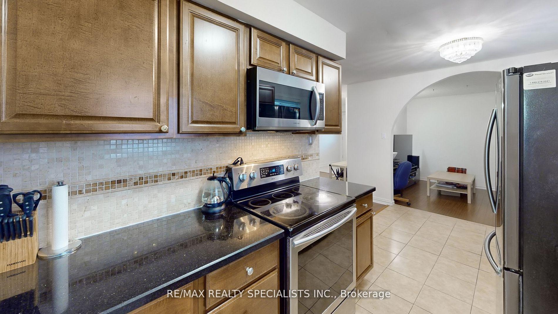 Photo 5 of 28 Abell Drive, Brampton, Madoc — HOMEH