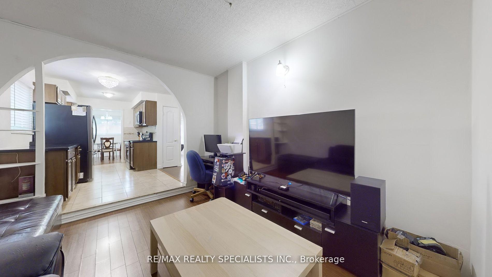 Photo 8 of 28 Abell Drive, Brampton, Madoc — HOMEH