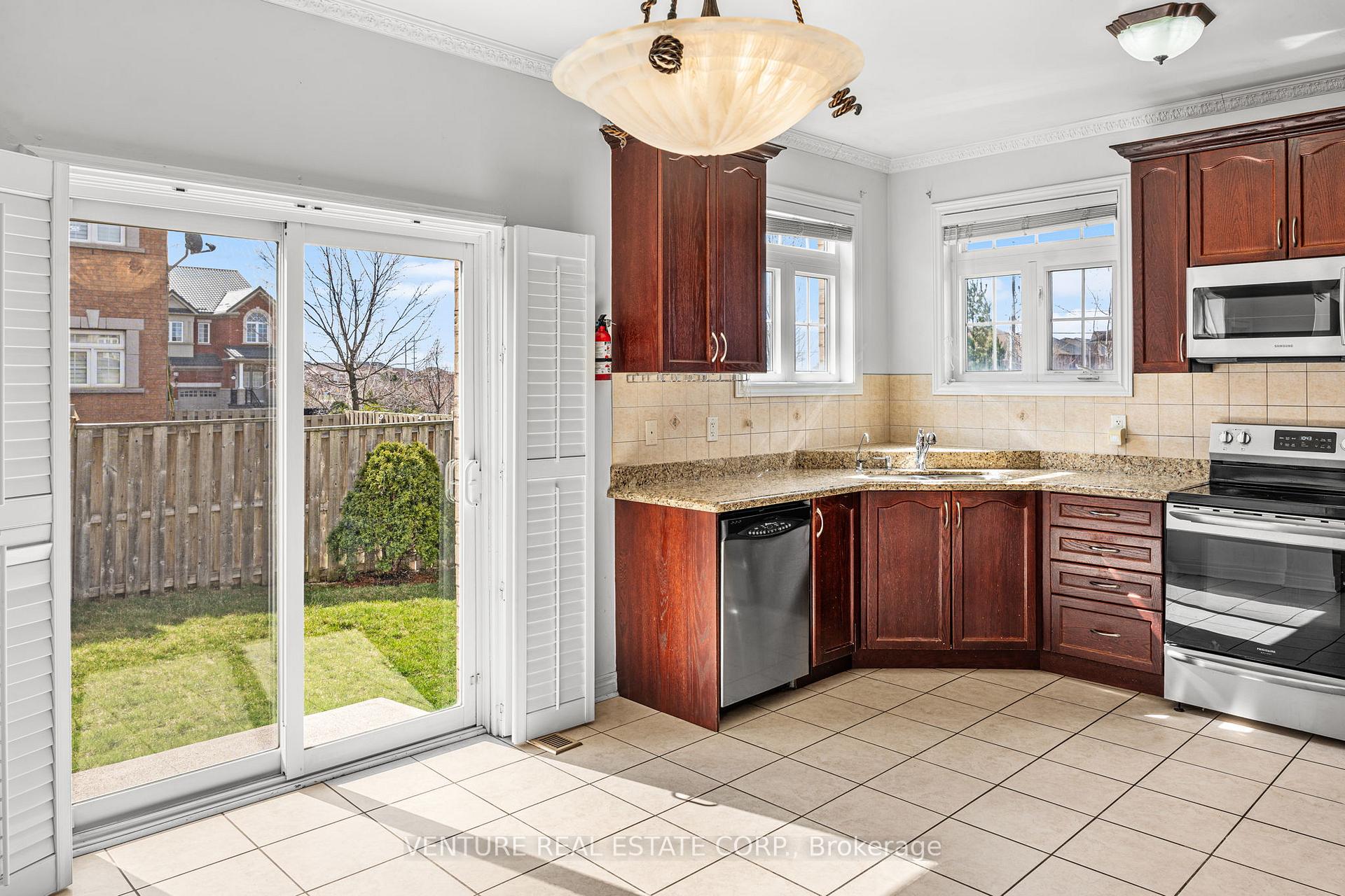 Photo 14 of 53 Chalkfarm Crescent, Brampton, Northwest Sandalwood Parkway — HOMEH
