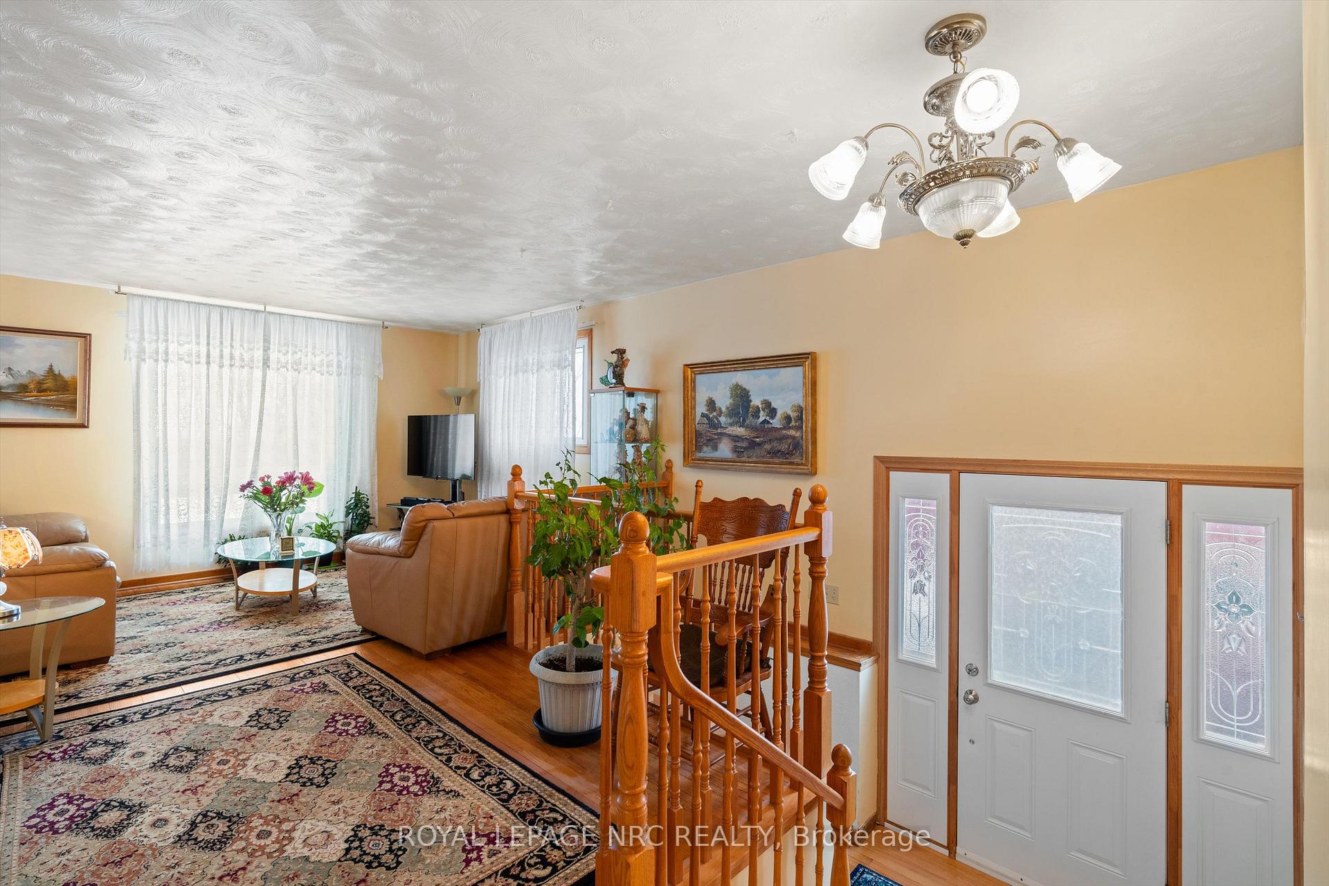 Photo 3 of 19 Ursula Avenue, St. Catharines, Burleigh Hill — HOMEH