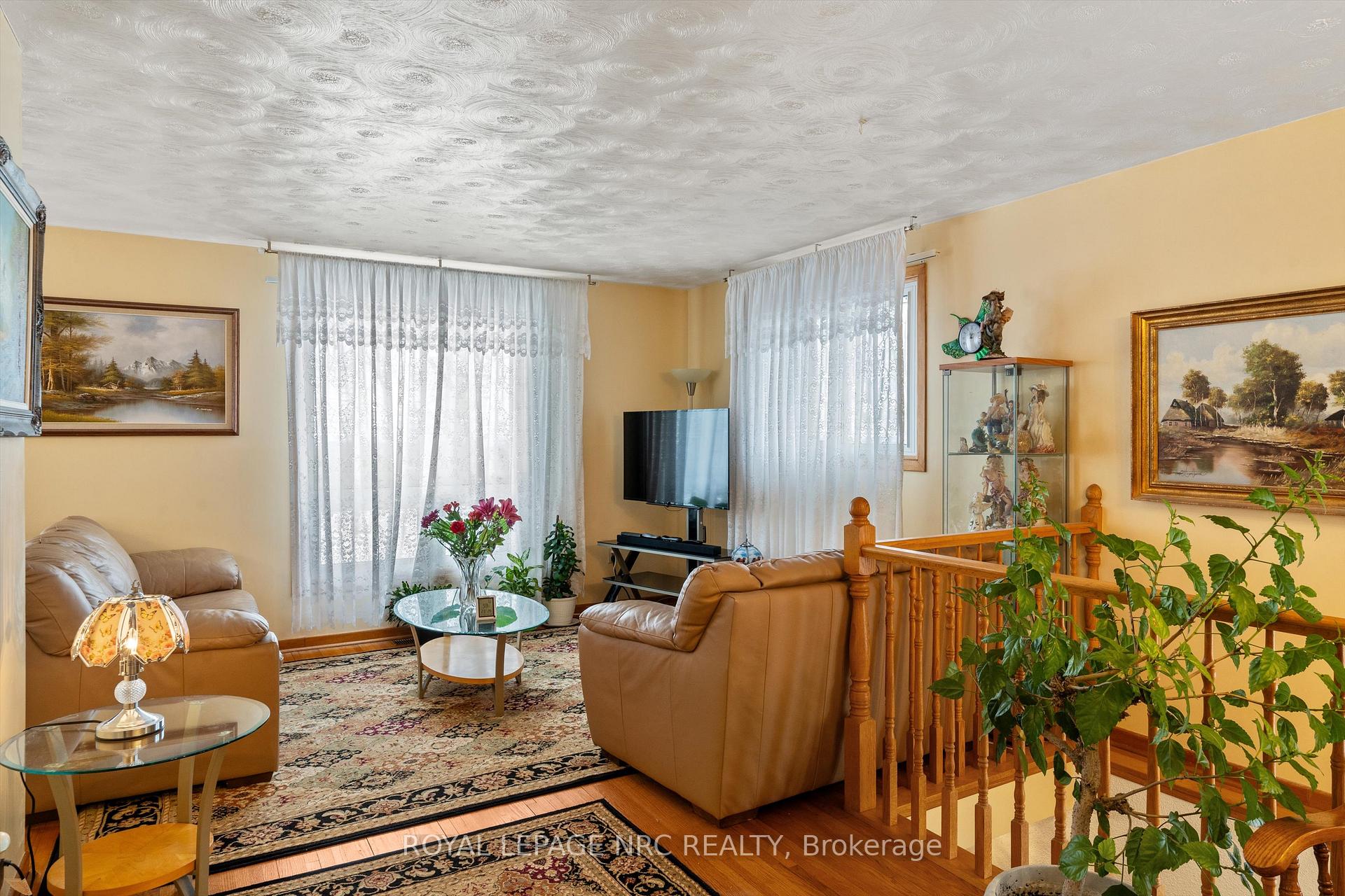 Photo 4 of 19 Ursula Avenue, St. Catharines, Burleigh Hill — HOMEH