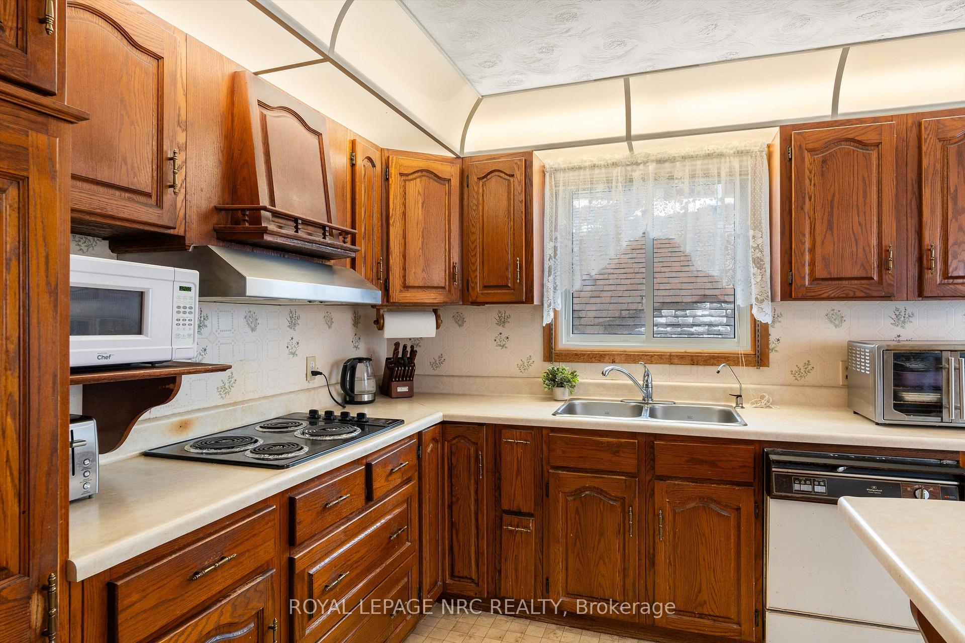 Photo 7 of 19 Ursula Avenue, St. Catharines, Burleigh Hill — HOMEH