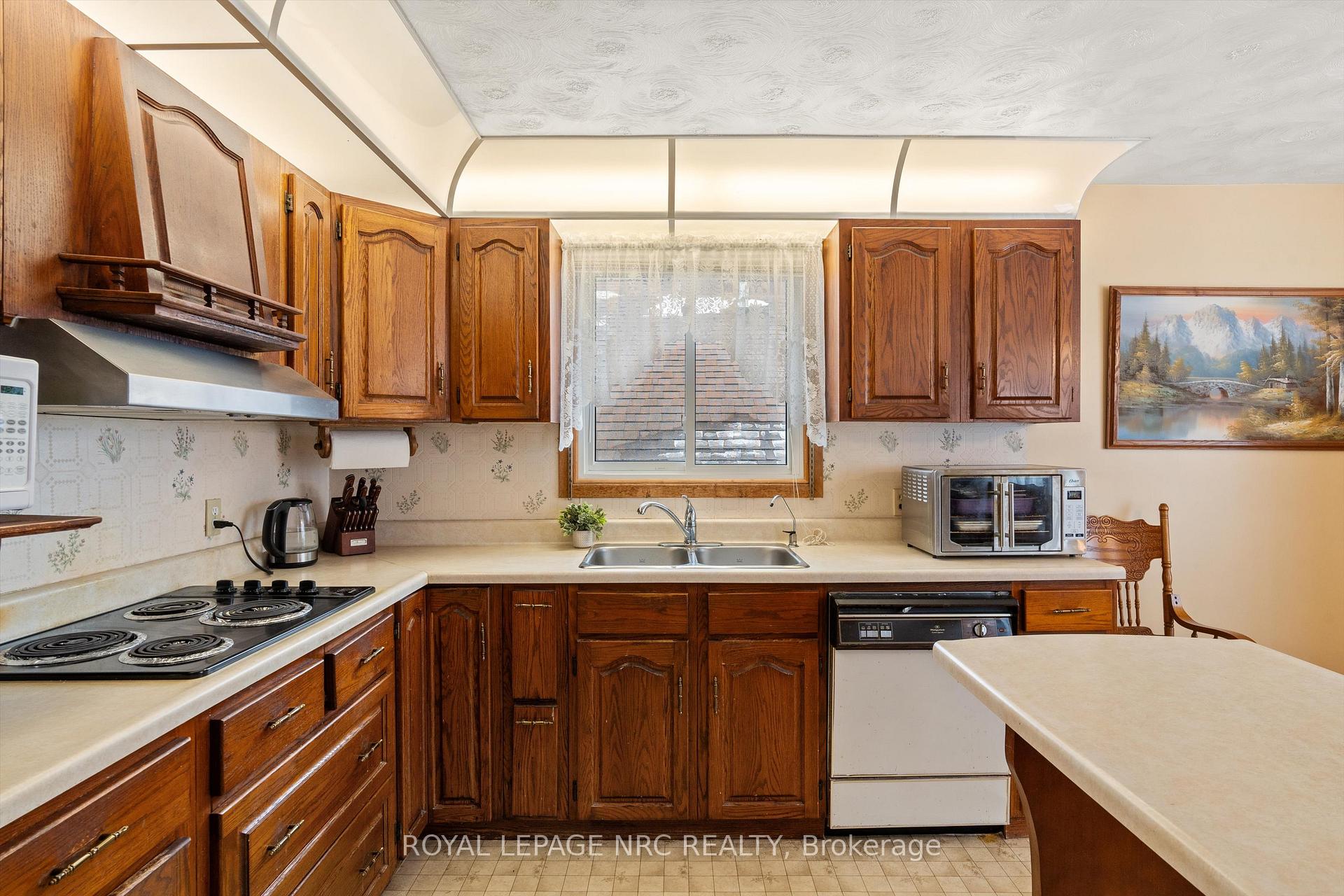 Photo 8 of 19 Ursula Avenue, St. Catharines, Burleigh Hill — HOMEH