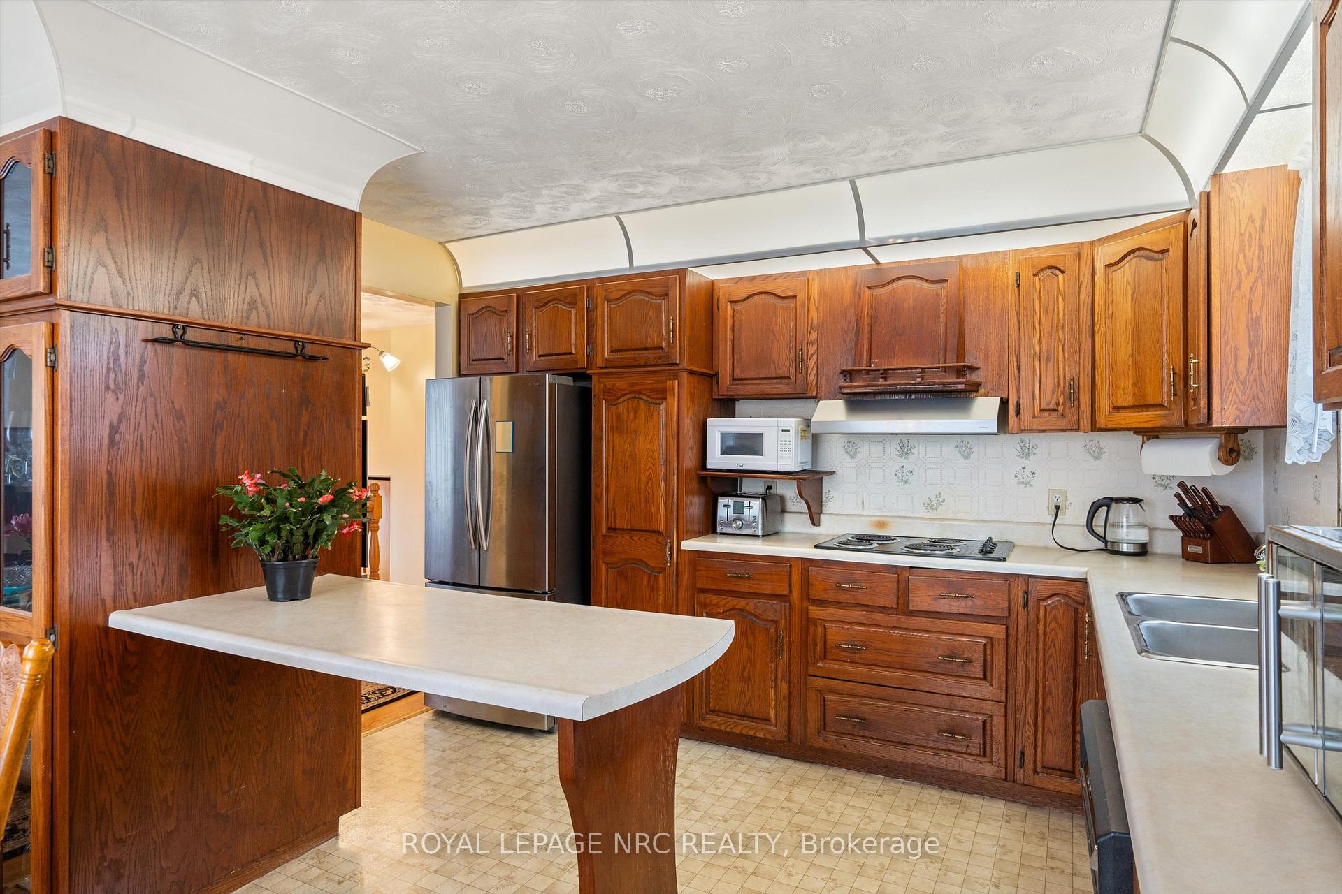 Photo 11 of 19 Ursula Avenue, St. Catharines, Burleigh Hill — HOMEH