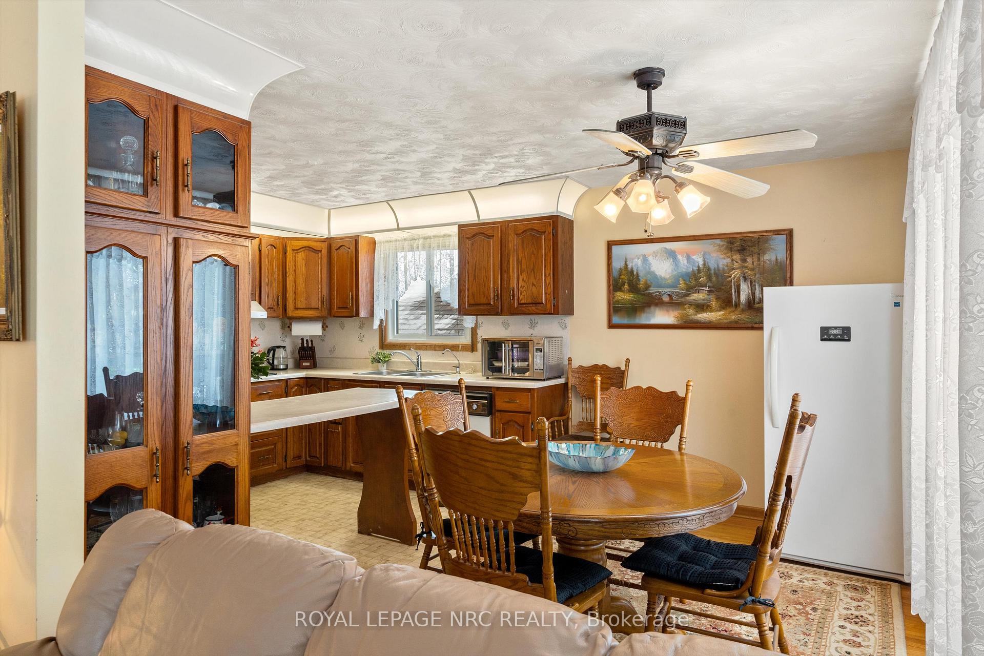 Photo 12 of 19 Ursula Avenue, St. Catharines, Burleigh Hill — HOMEH
