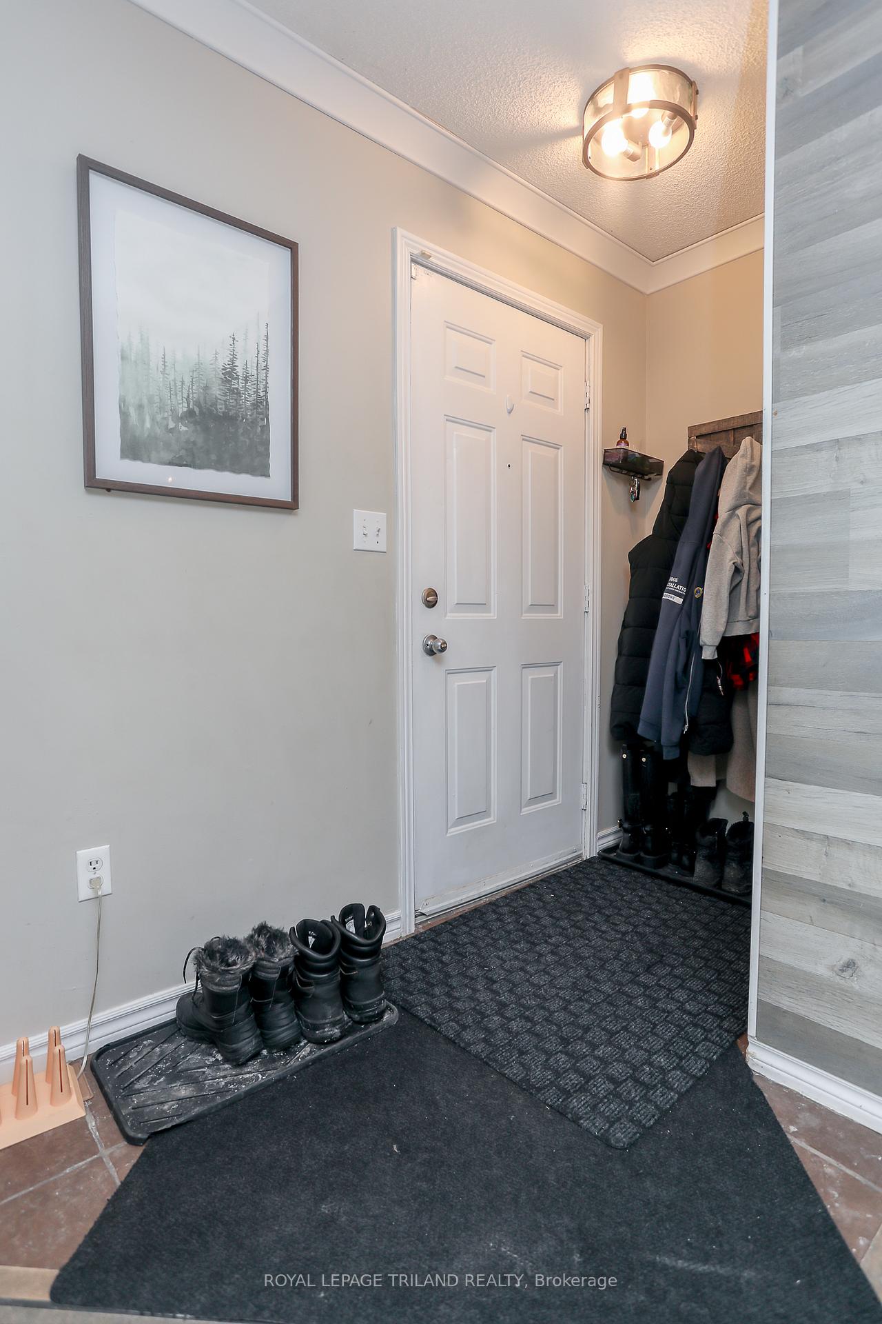Photo 4 of 3 Bennett Place, St. Thomas — HOMEH