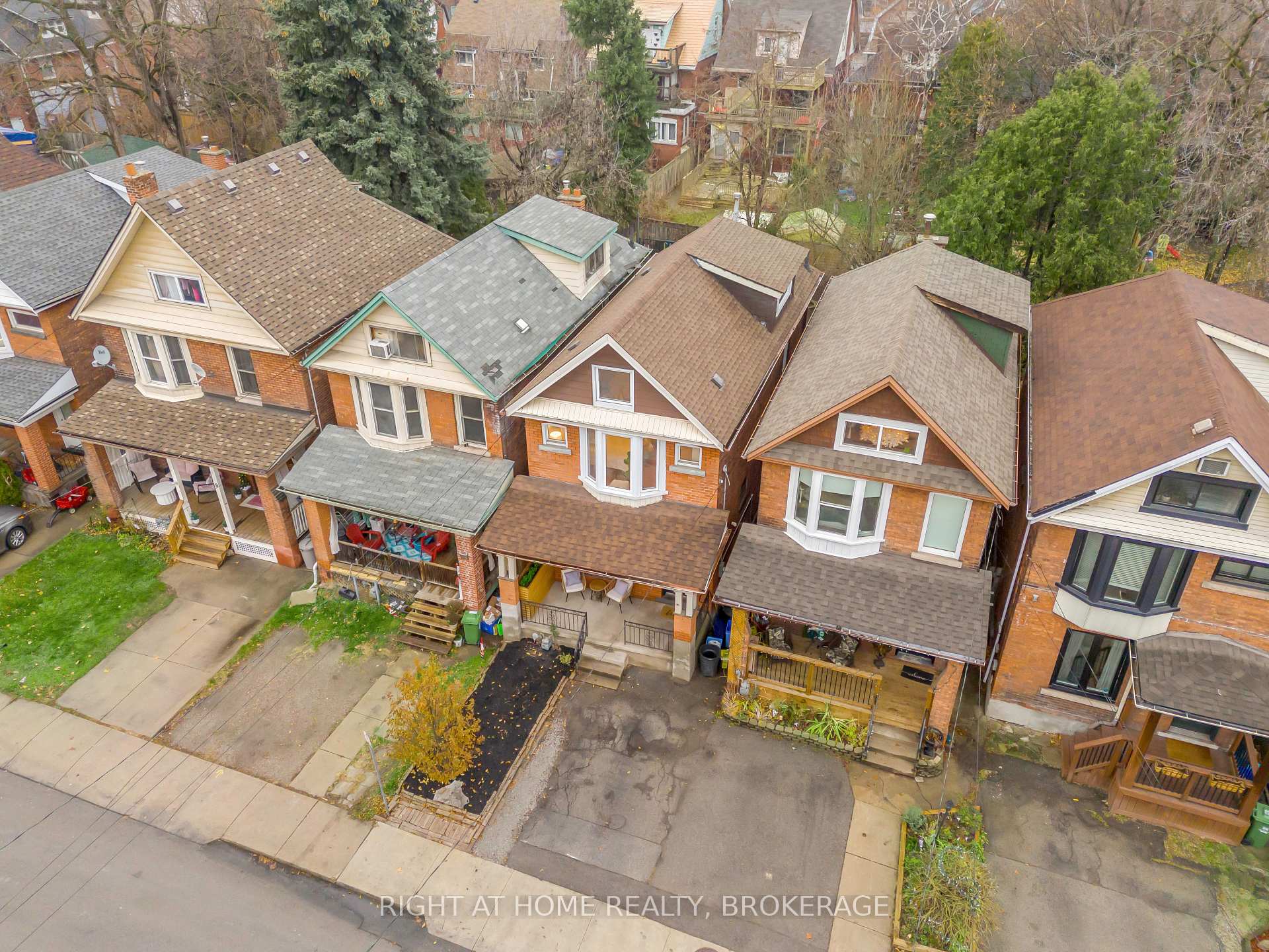 Photo 3 of 13 Cumberland Avenue, Hamilton, St. Clair — HOMEH