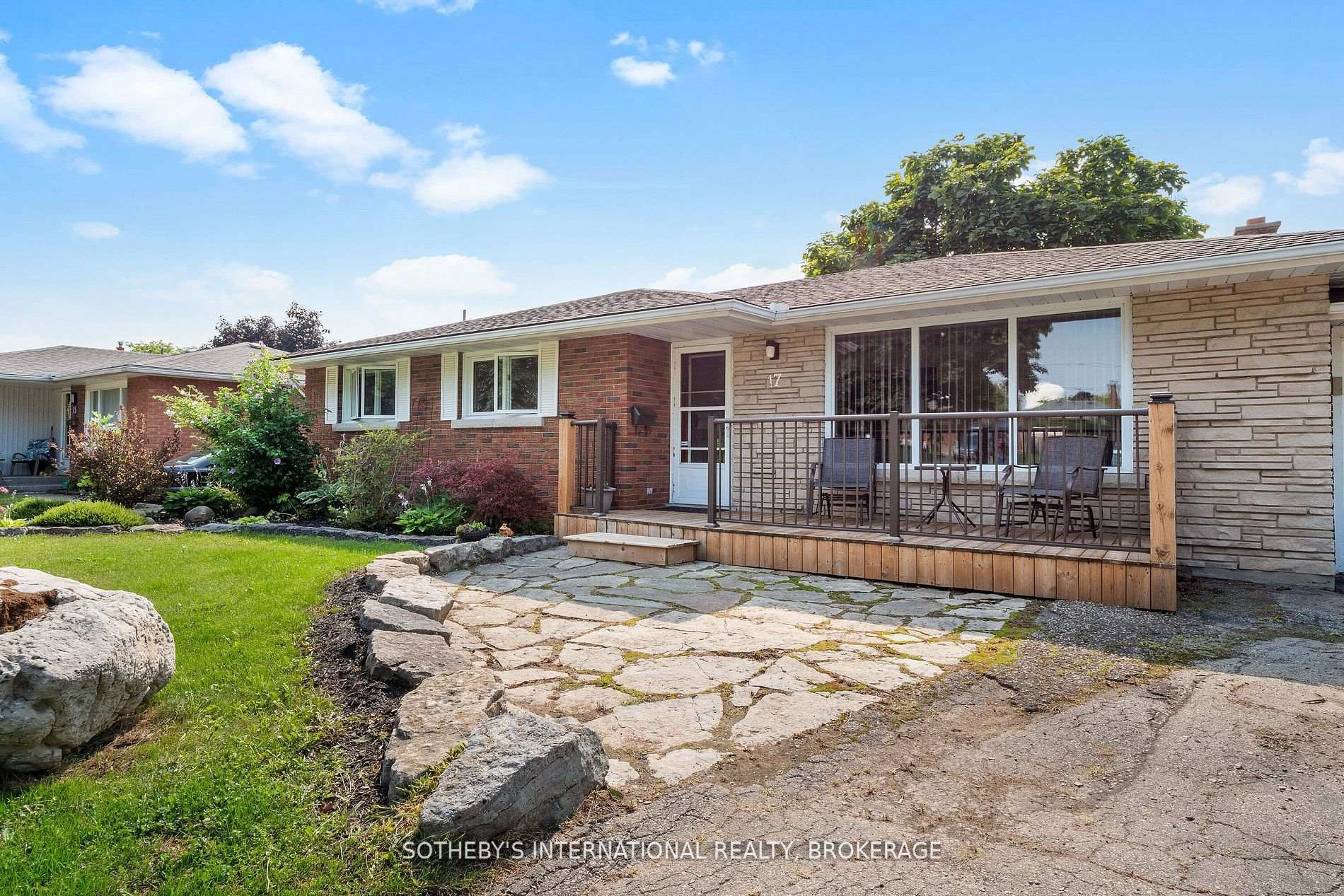 Photo 2 of 17 Clearview Heights, St. Catharines, Burleigh Hill — HOMEH