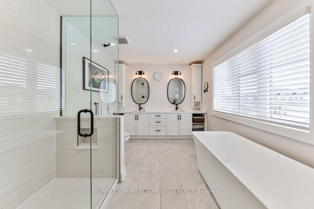 Photo 18 of 36 Warwick Road, Hamilton, Stoney Creek — HOMEH