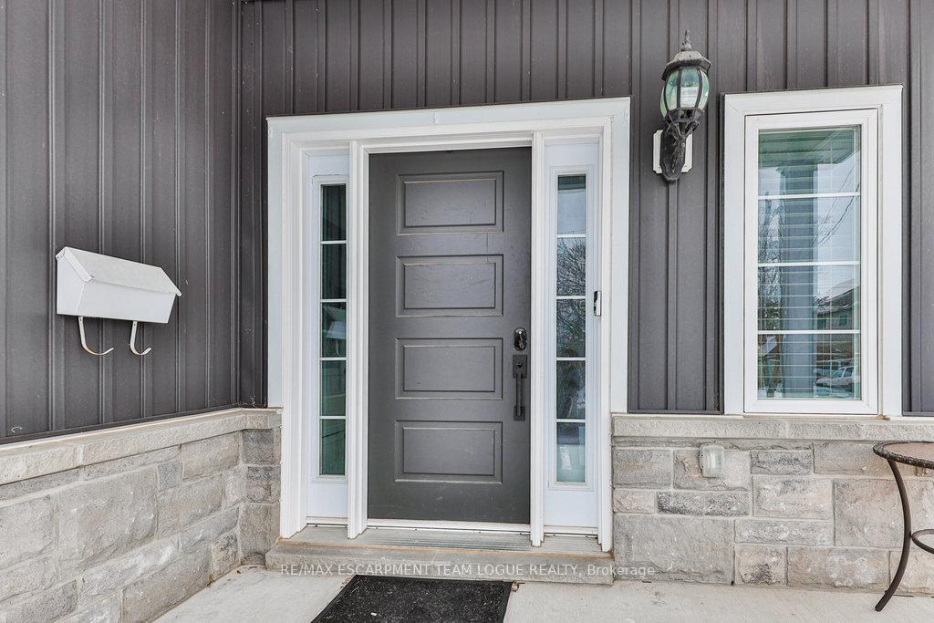 Photo 22 of 36 Warwick Road, Hamilton, Stoney Creek — HOMEH