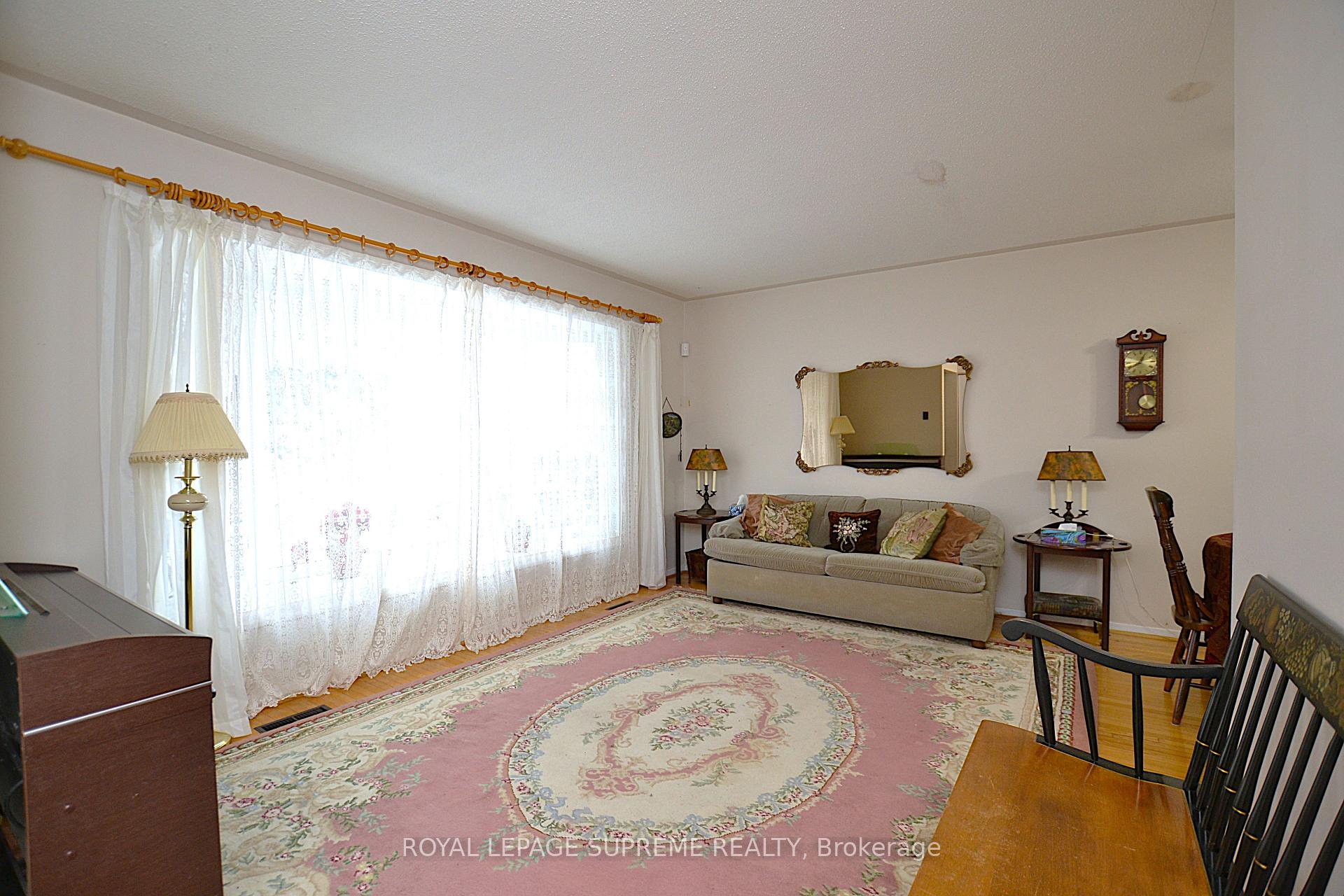 Photo 3 of 25 Brookland Drive, Brampton, Avondale — HOMEH