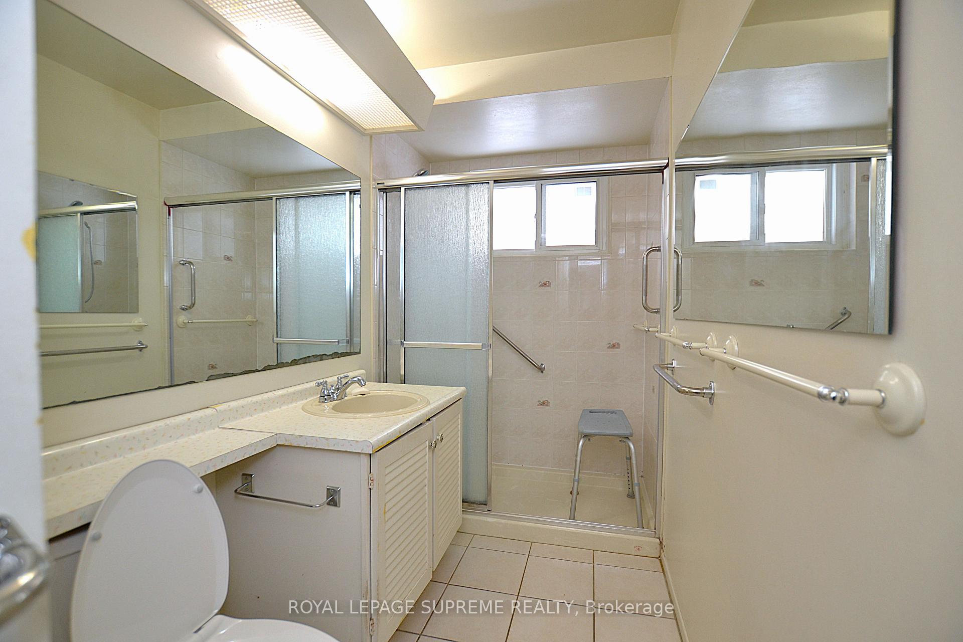 Photo 11 of 25 Brookland Drive, Brampton, Avondale — HOMEH
