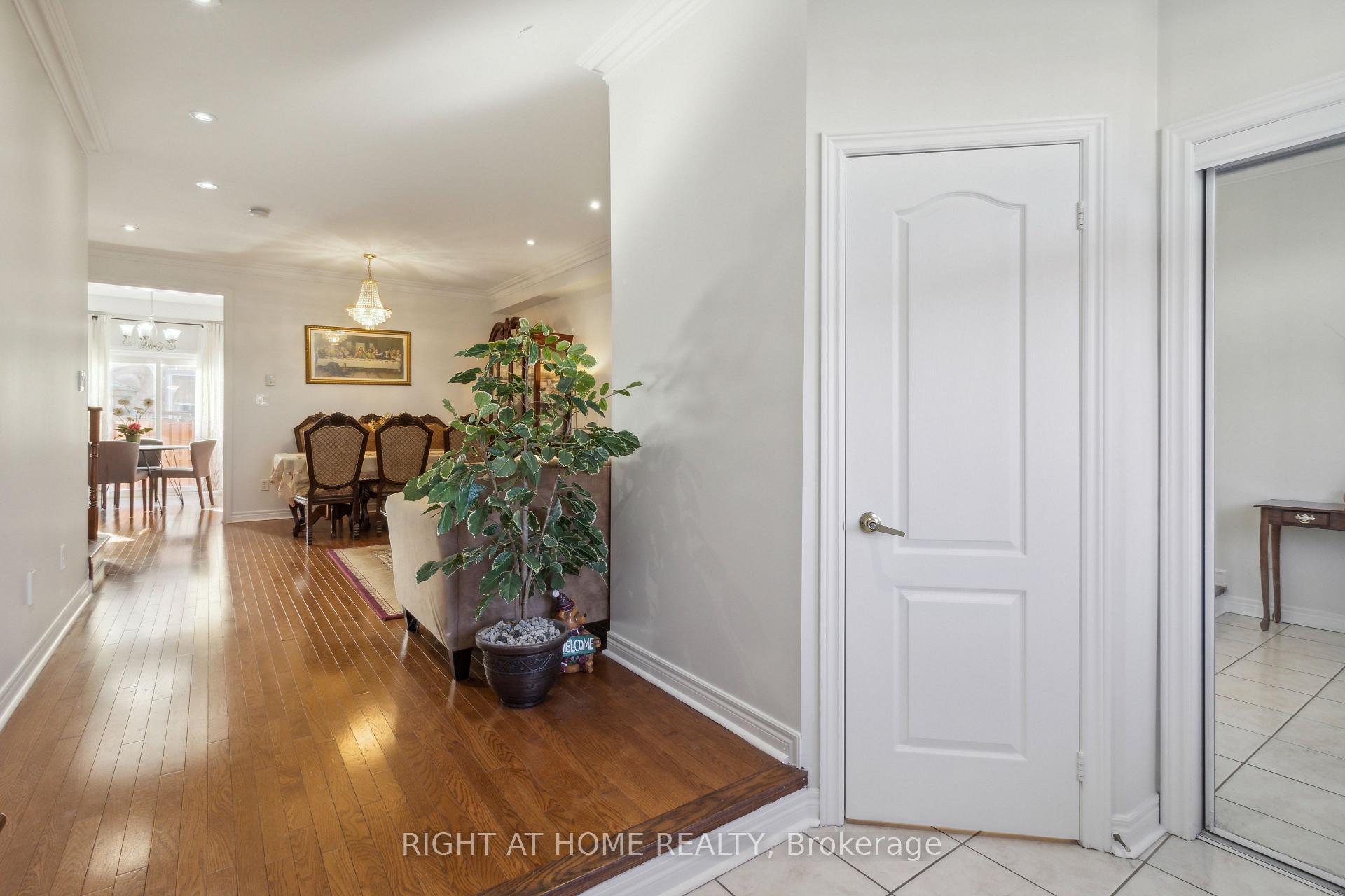 Photo 4 of 52 Runnymede Crescent, Brampton, Sandringham-Wellington — HOMEH