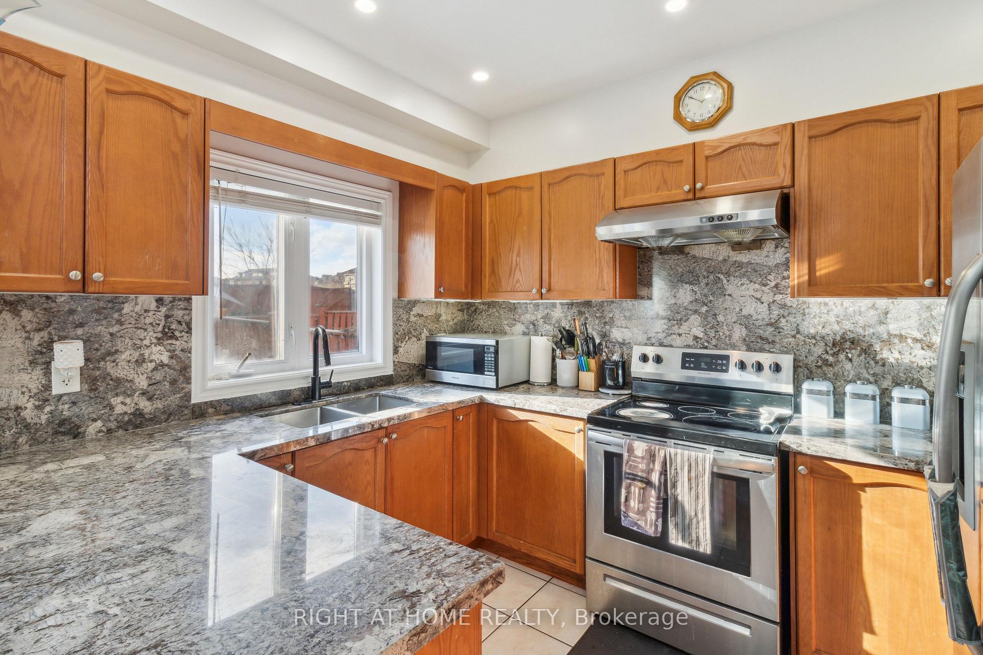 Photo 8 of 52 Runnymede Crescent, Brampton, Sandringham-Wellington — HOMEH