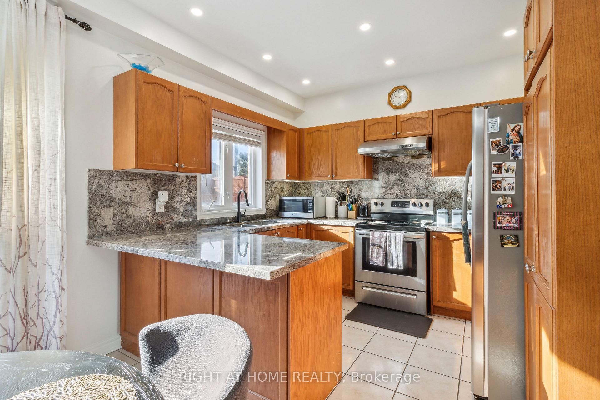 Photo 9 of 52 Runnymede Crescent, Brampton, Sandringham-Wellington — HOMEH