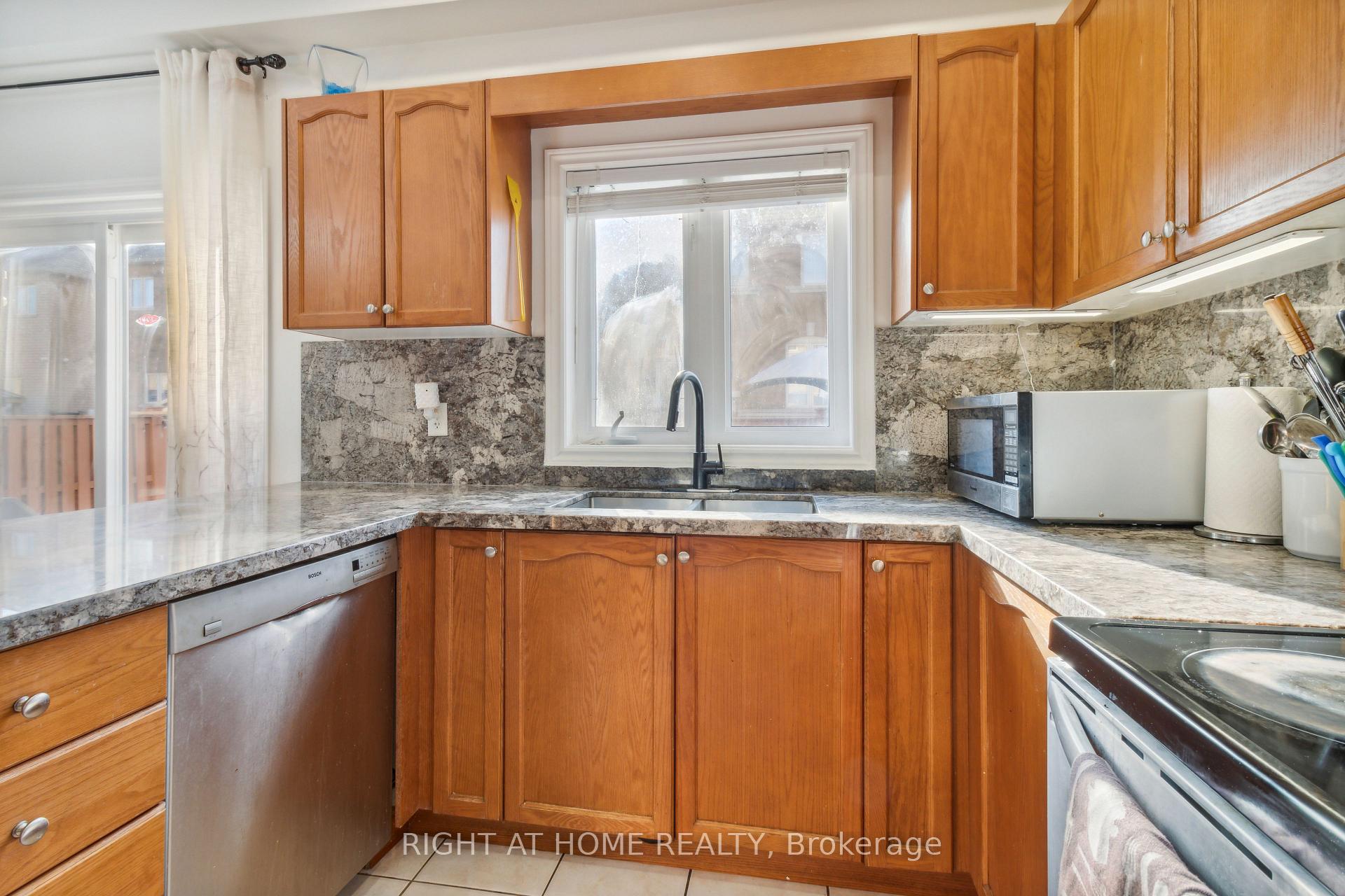 Photo 10 of 52 Runnymede Crescent, Brampton, Sandringham-Wellington — HOMEH