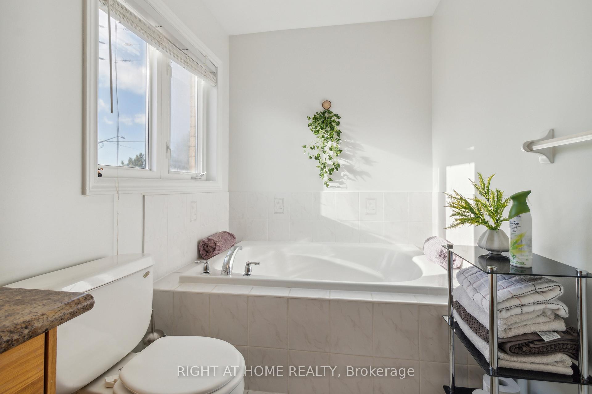 Photo 28 of 52 Runnymede Crescent, Brampton, Sandringham-Wellington — HOMEH