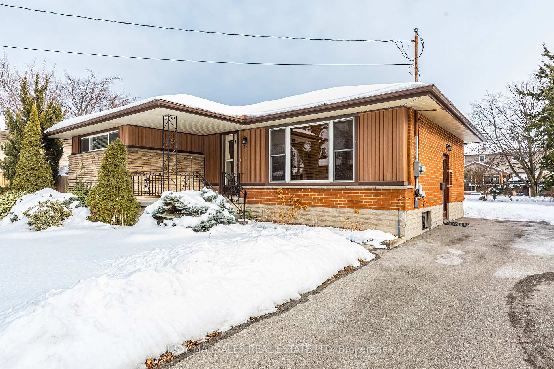 Photo 1 of 13 Skyland Drive, Hamilton, Centremount — HOMEH