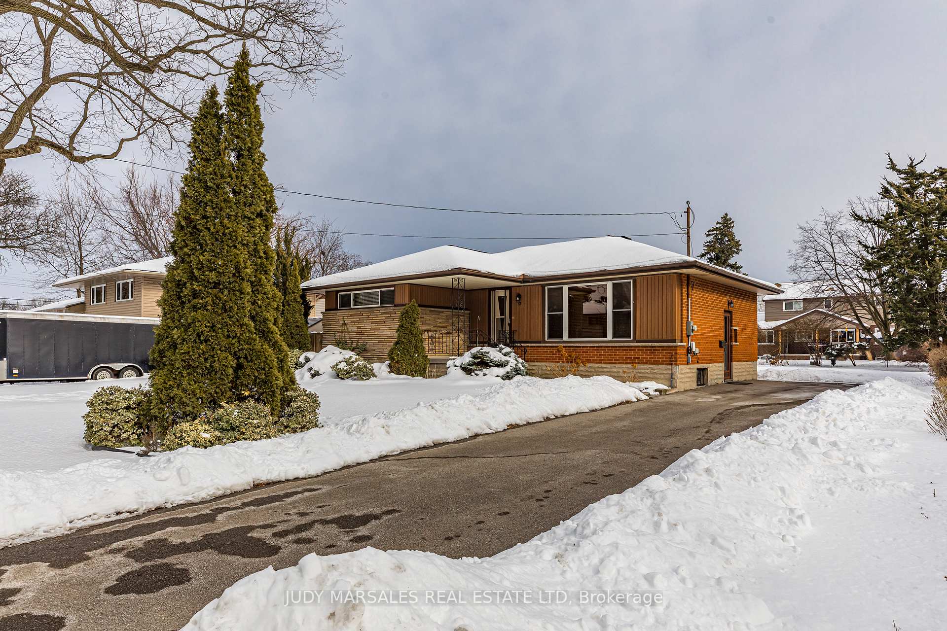 Photo 3 of 13 Skyland Drive, Hamilton, Centremount — HOMEH