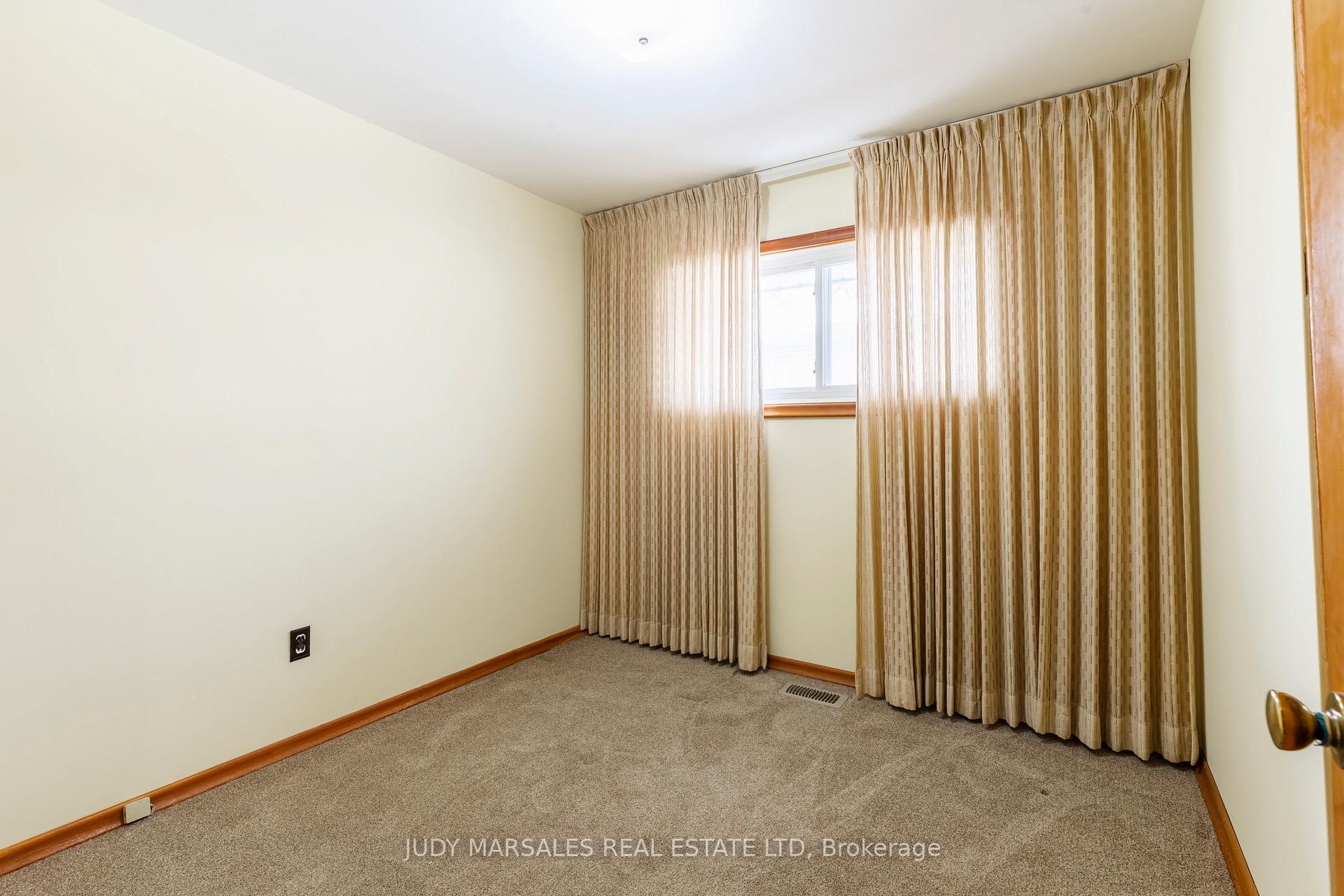 Photo 16 of 13 Skyland Drive, Hamilton, Centremount — HOMEH