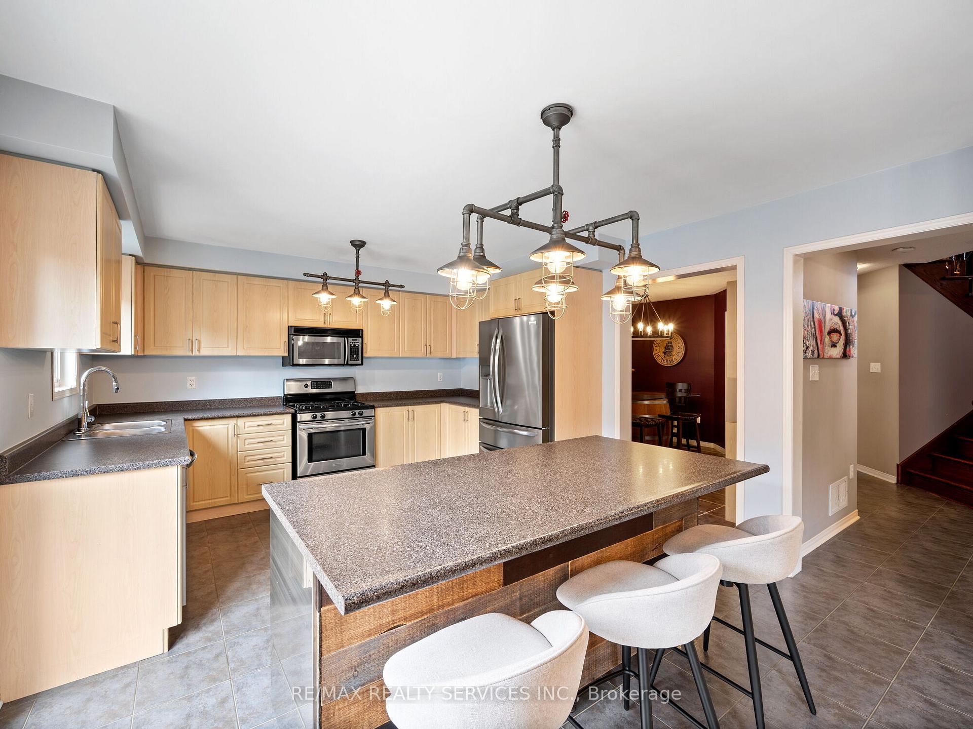 Photo 14 of 334 Edenbrook Hill Drive, Brampton, Fletcher's Meadow — HOMEH
