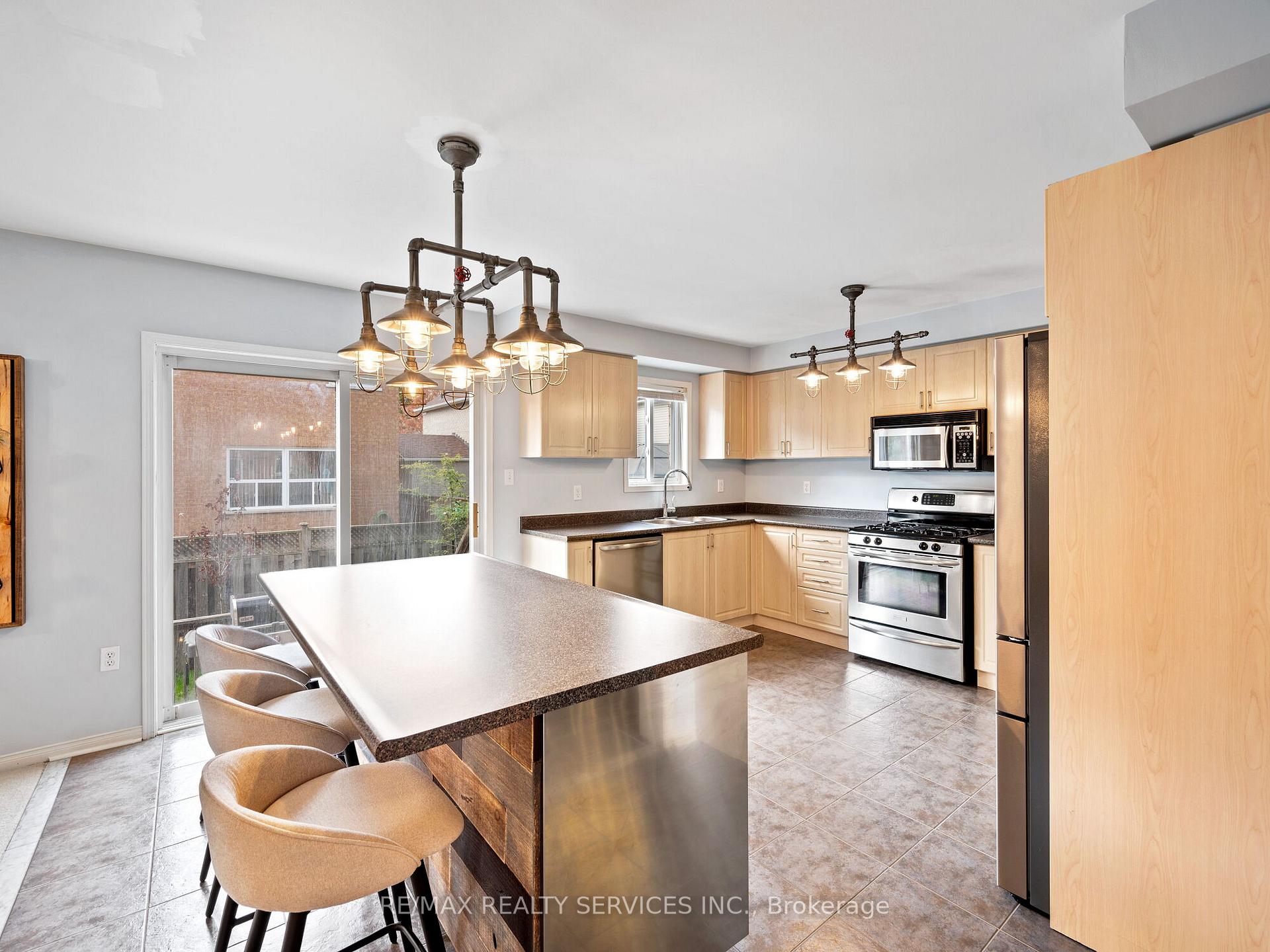Photo 16 of 334 Edenbrook Hill Drive, Brampton, Fletcher's Meadow — HOMEH