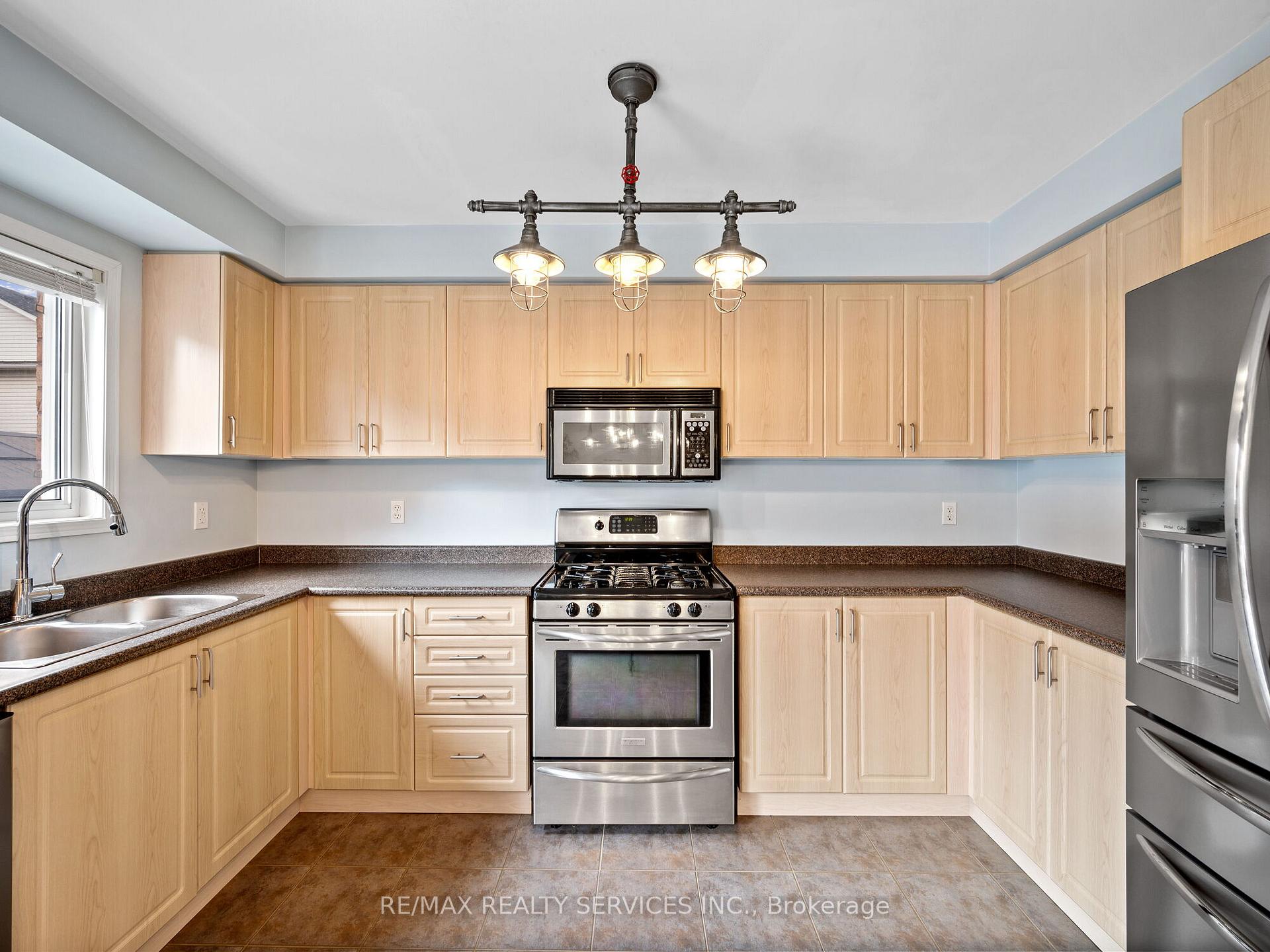 Photo 17 of 334 Edenbrook Hill Drive, Brampton, Fletcher's Meadow — HOMEH