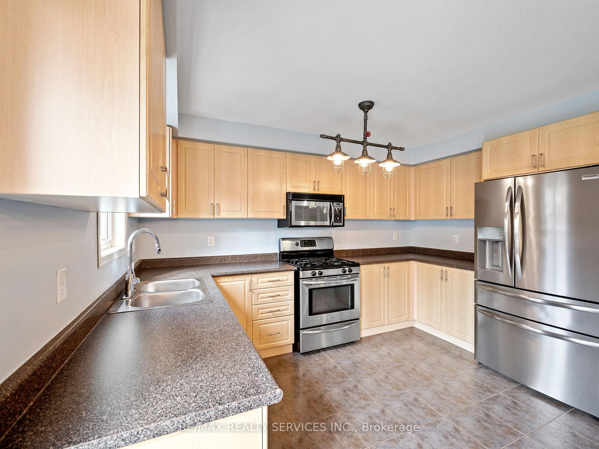 Photo 18 of 334 Edenbrook Hill Drive, Brampton, Fletcher's Meadow — HOMEH