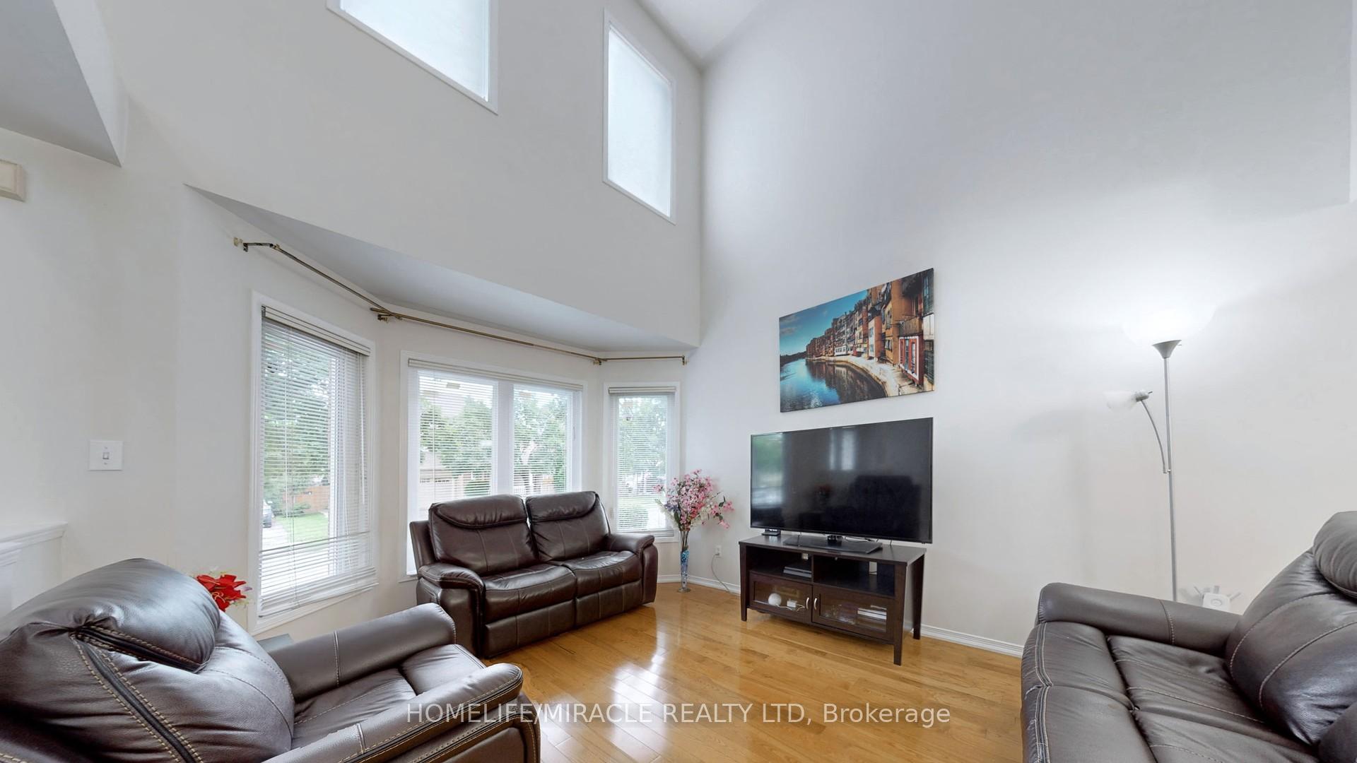 Photo 3 of 11 Badger Avenue, Brampton, Sandringham-Wellington — HOMEH