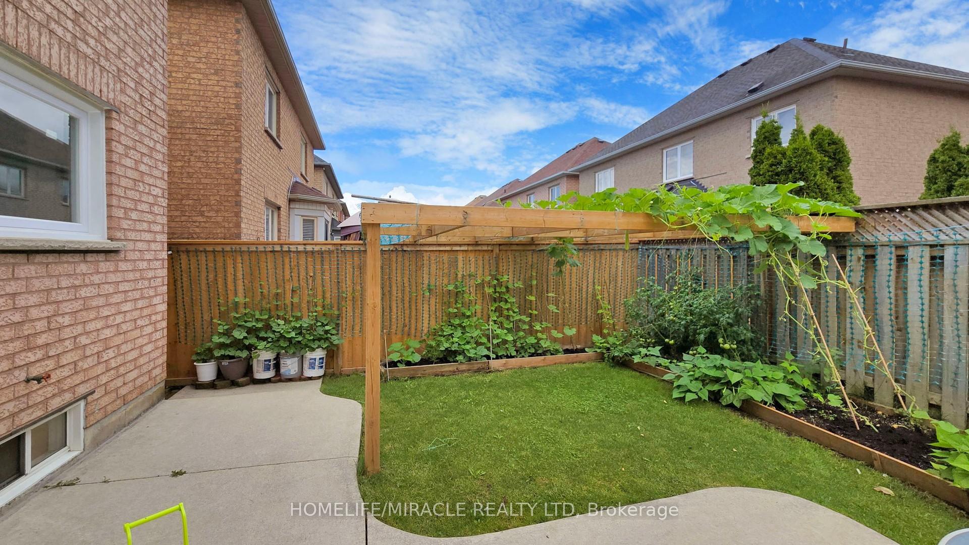 Photo 33 of 11 Badger Avenue, Brampton, Sandringham-Wellington — HOMEH
