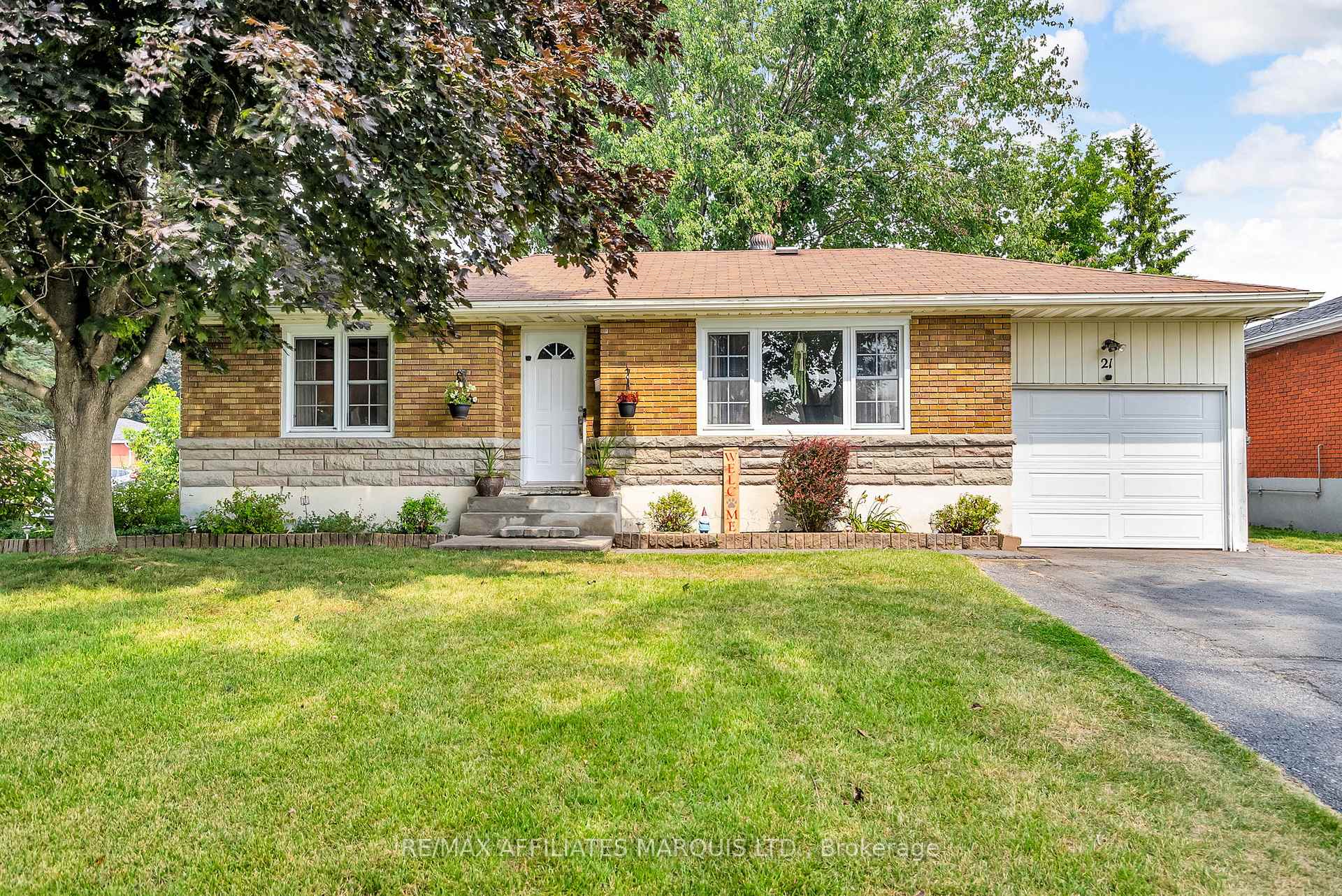 Photo 2 of 21 Crescent View Drive, Cornwall — HOMEH