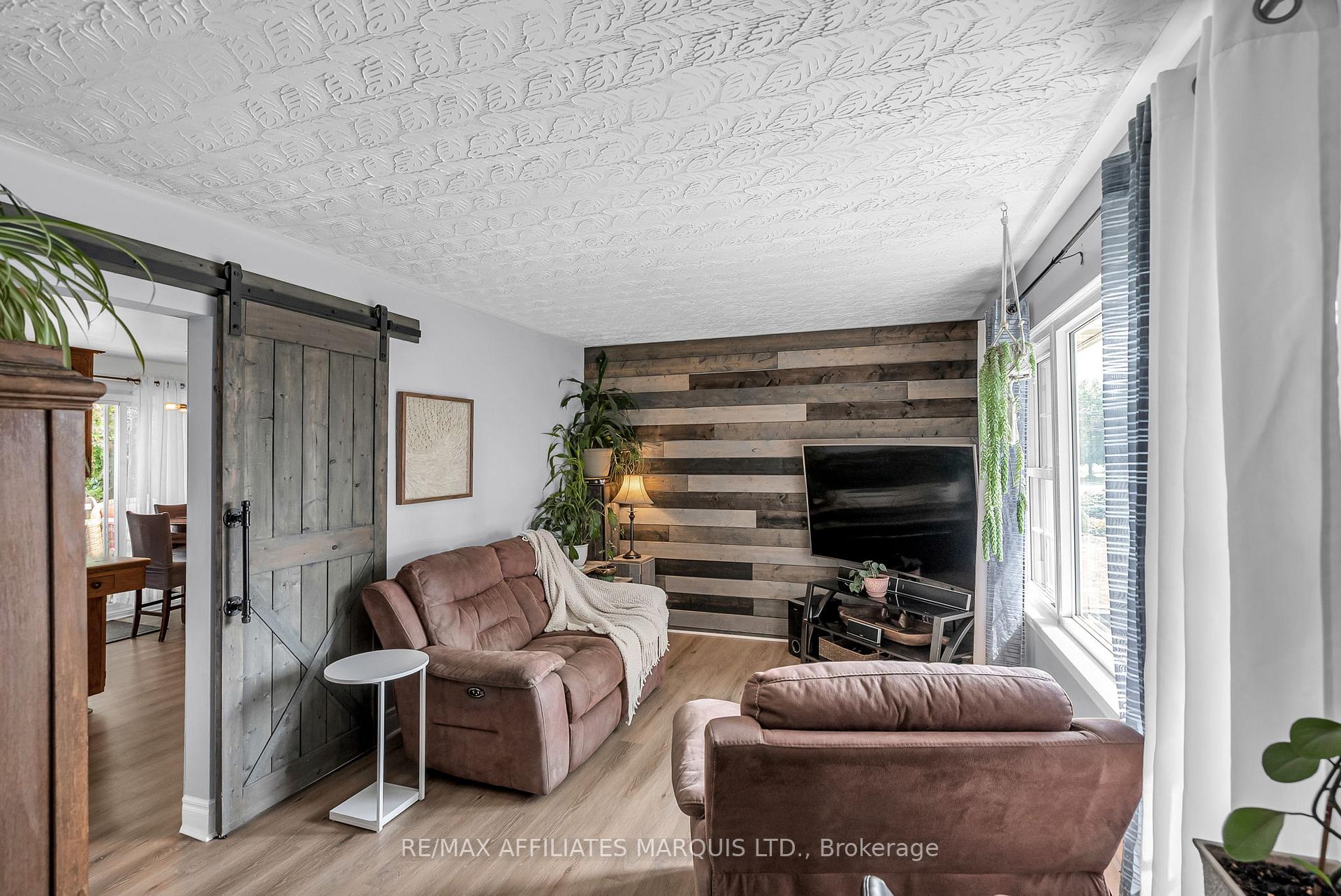 Photo 4 of 21 Crescent View Drive, Cornwall — HOMEH