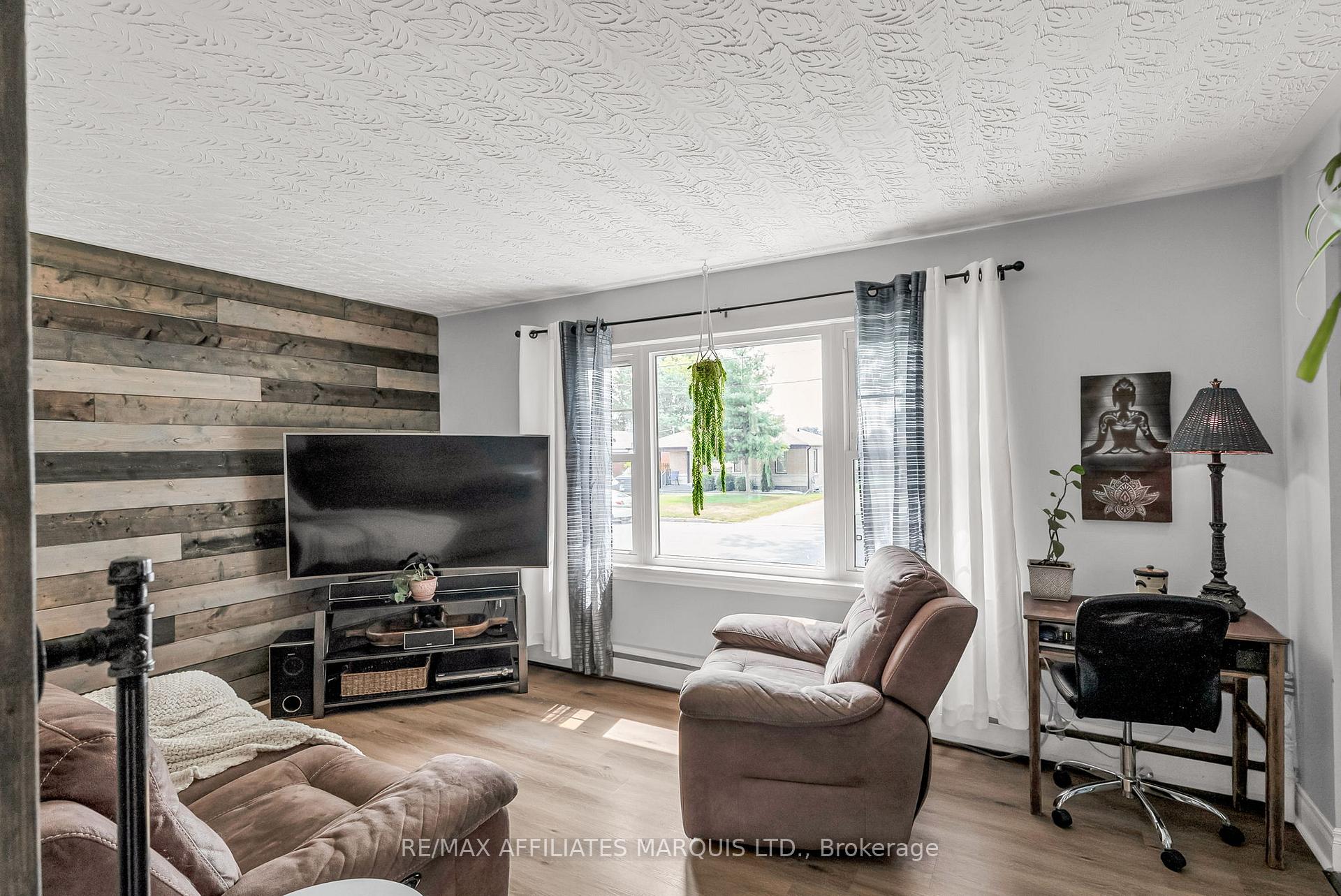 Photo 5 of 21 Crescent View Drive, Cornwall — HOMEH