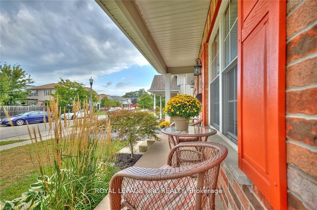Photo 3 of 42 Chicory Crescent, St. Catharines, Haig — HOMEH