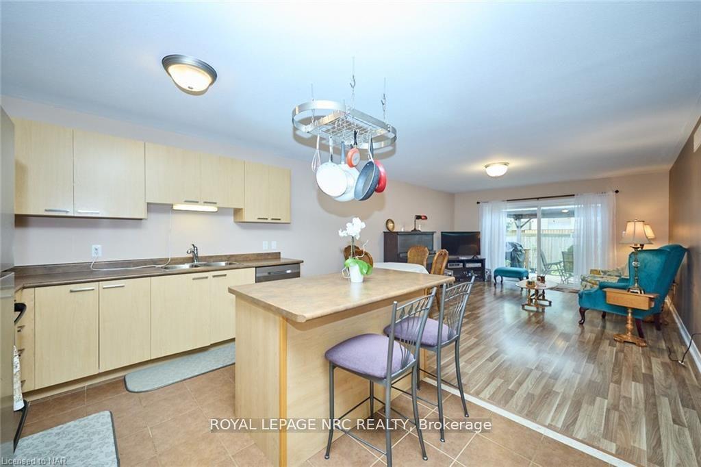 Photo 5 of 42 Chicory Crescent, St. Catharines, Haig — HOMEH