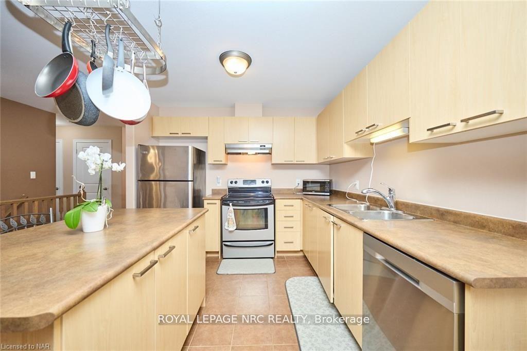 Photo 8 of 42 Chicory Crescent, St. Catharines, Haig — HOMEH