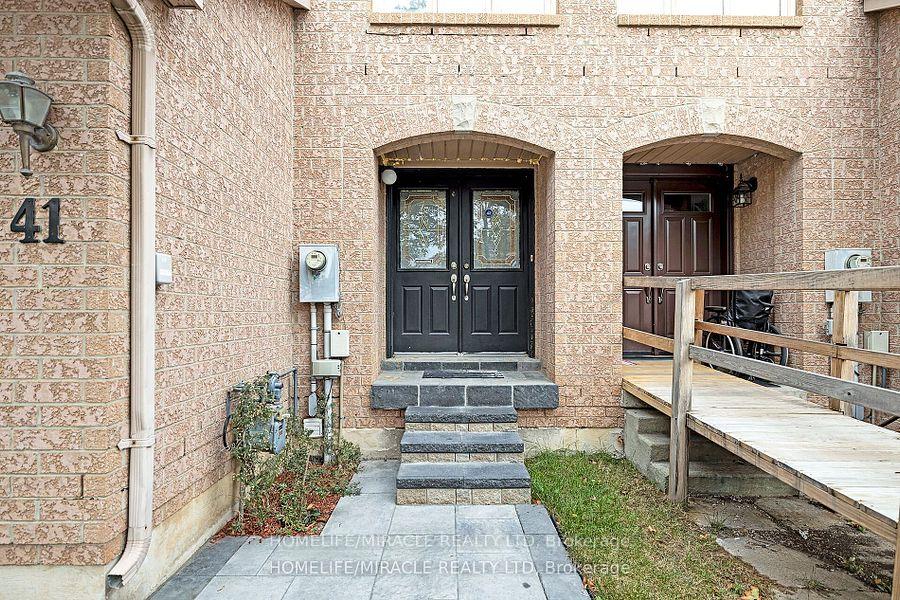 Photo 2 of 41 Goldenlight Circle, Brampton, Brampton West — HOMEH