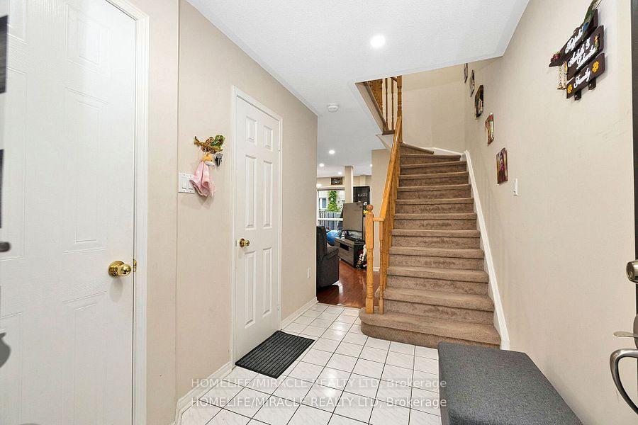 Photo 3 of 41 Goldenlight Circle, Brampton, Brampton West — HOMEH