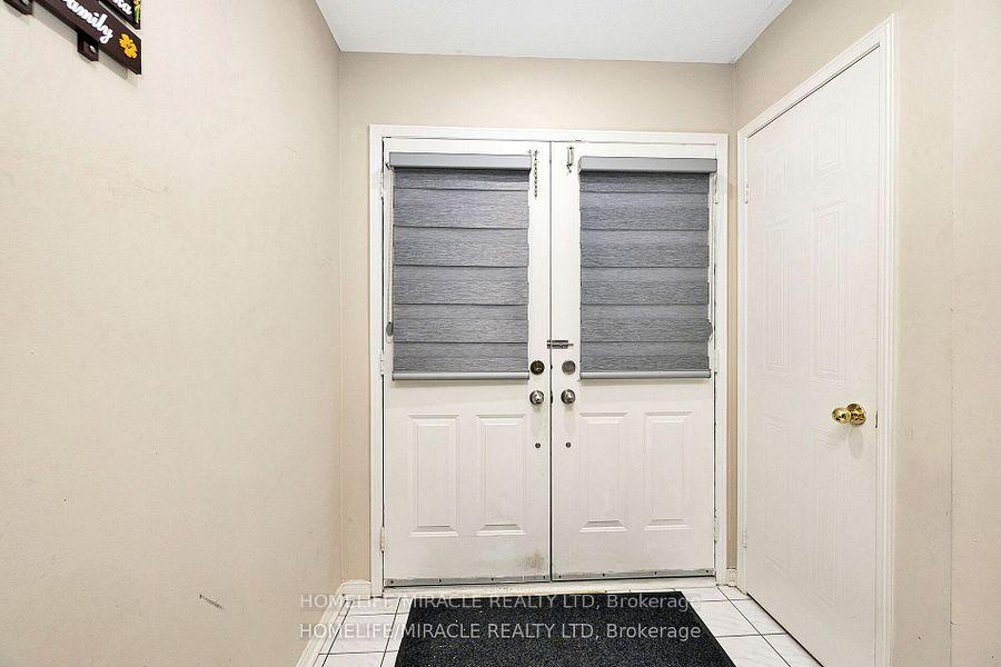 Photo 4 of 41 Goldenlight Circle, Brampton, Brampton West — HOMEH