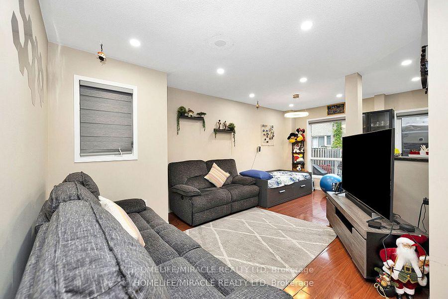 Photo 5 of 41 Goldenlight Circle, Brampton, Brampton West — HOMEH