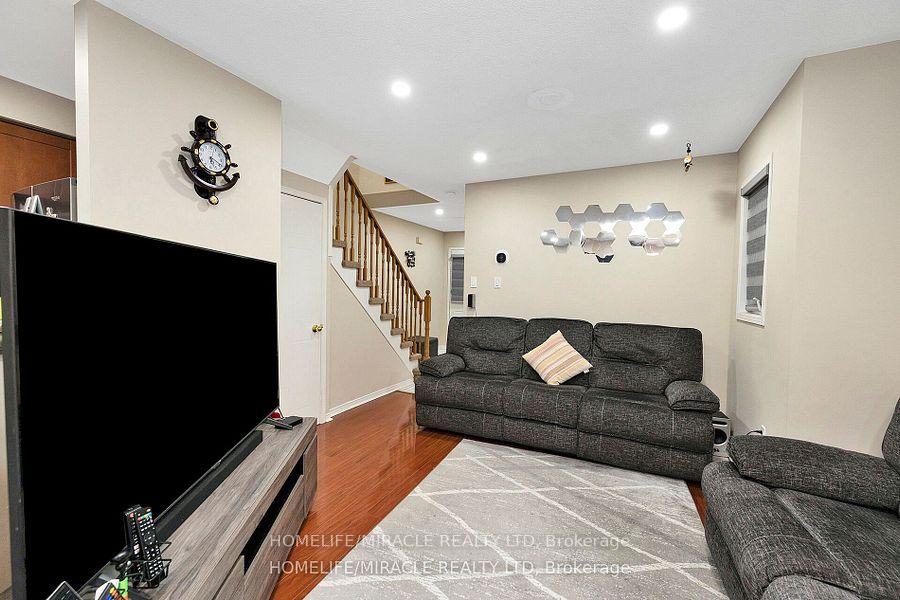 Photo 7 of 41 Goldenlight Circle, Brampton, Brampton West — HOMEH