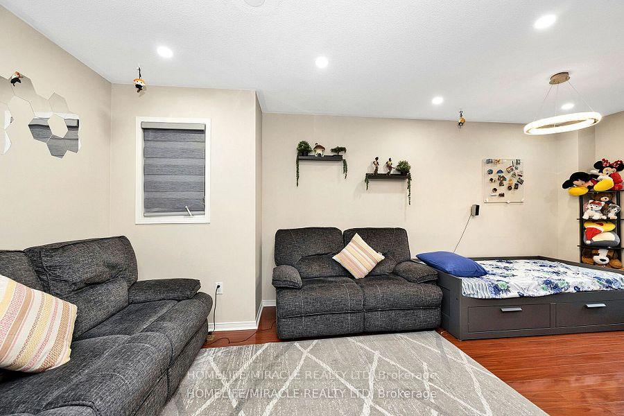 Photo 8 of 41 Goldenlight Circle, Brampton, Brampton West — HOMEH