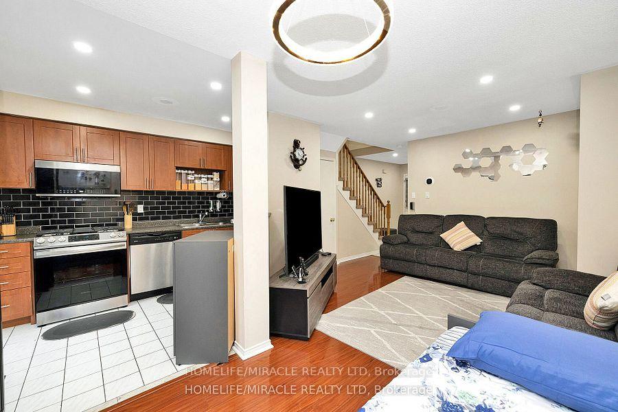 Photo 9 of 41 Goldenlight Circle, Brampton, Brampton West — HOMEH